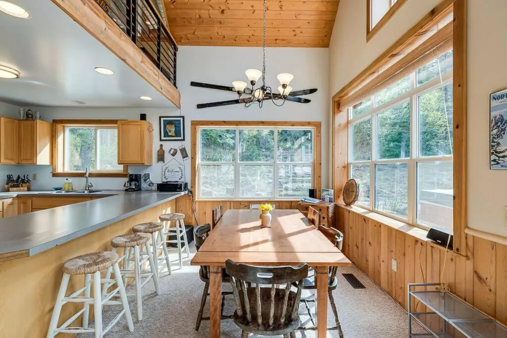 Hot Tub Cool Views: Roaring Creek Cabin