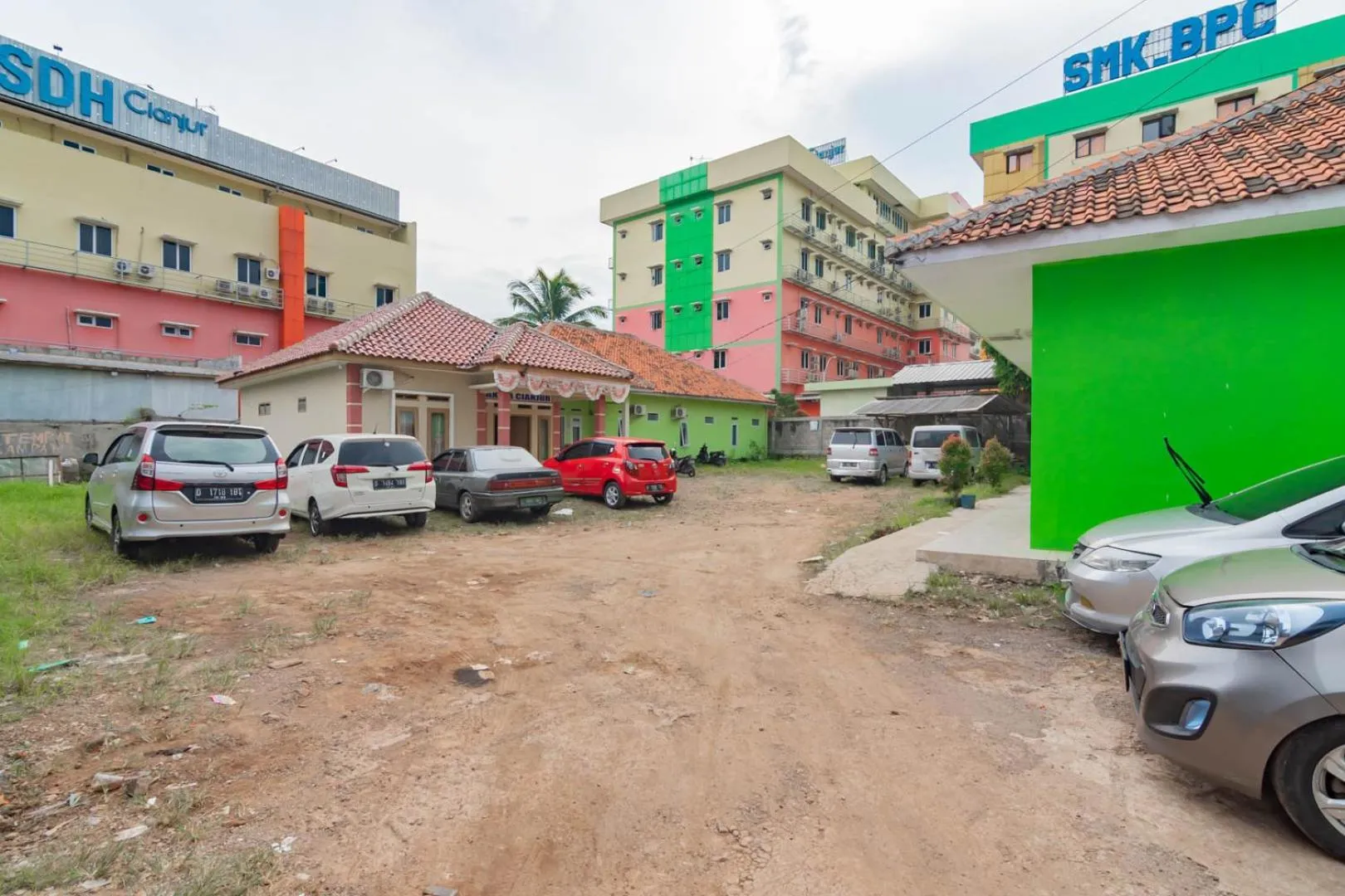 Parking in RedDoorz near Tugu Pramuka Cianjur