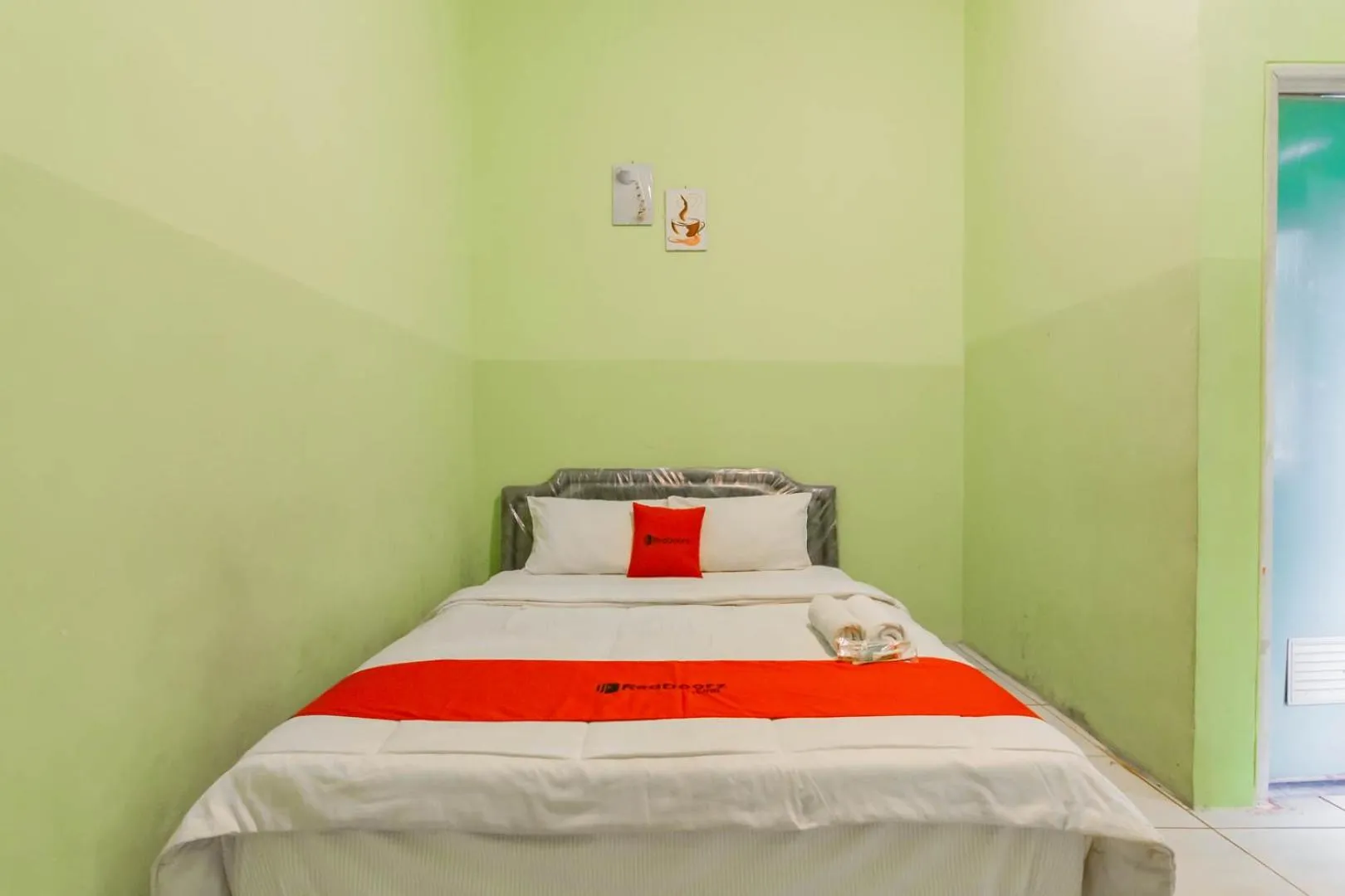 Bedroom, Bed in RedDoorz near Tugu Pramuka Cianjur