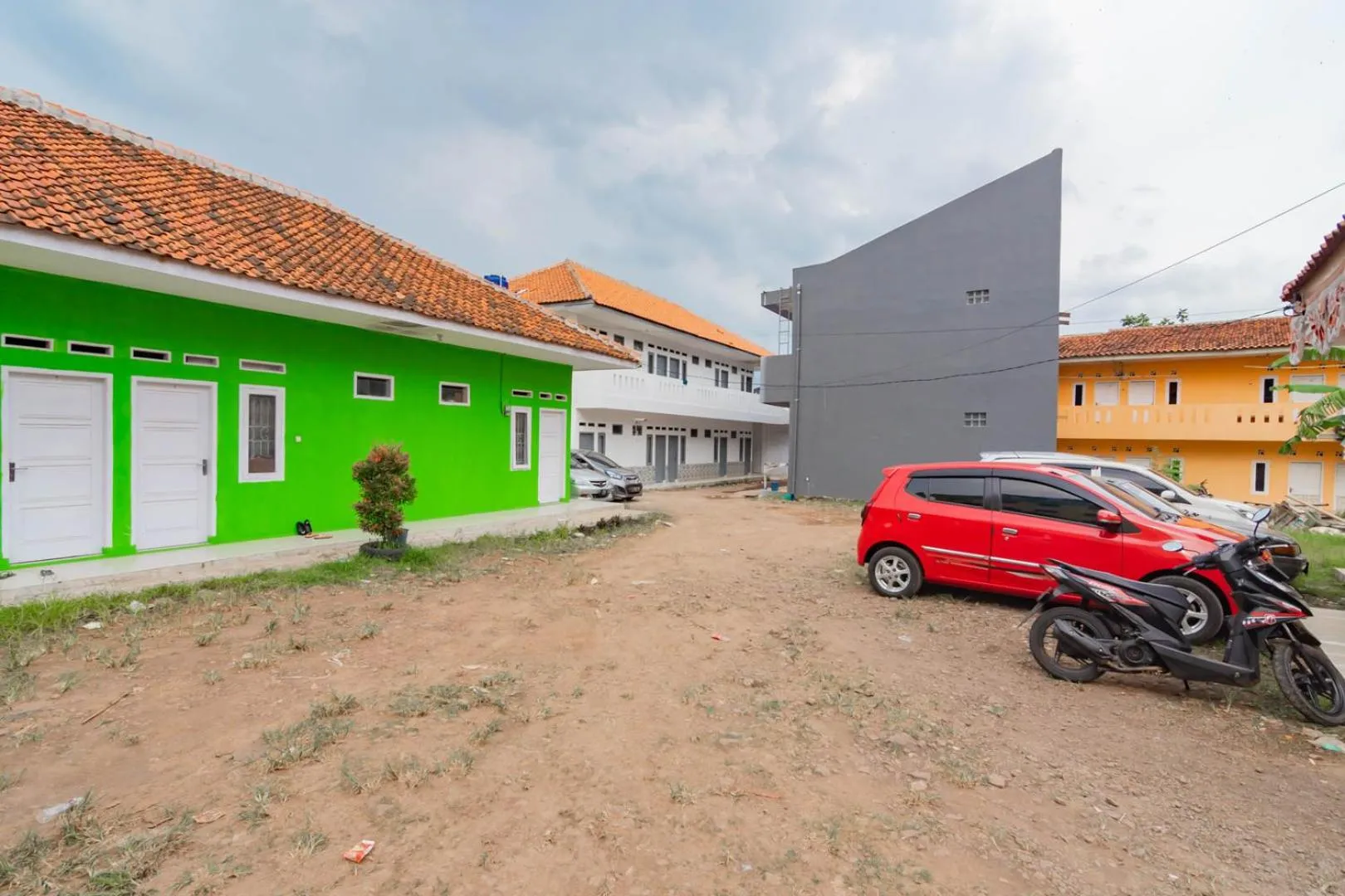 Parking in RedDoorz near Tugu Pramuka Cianjur