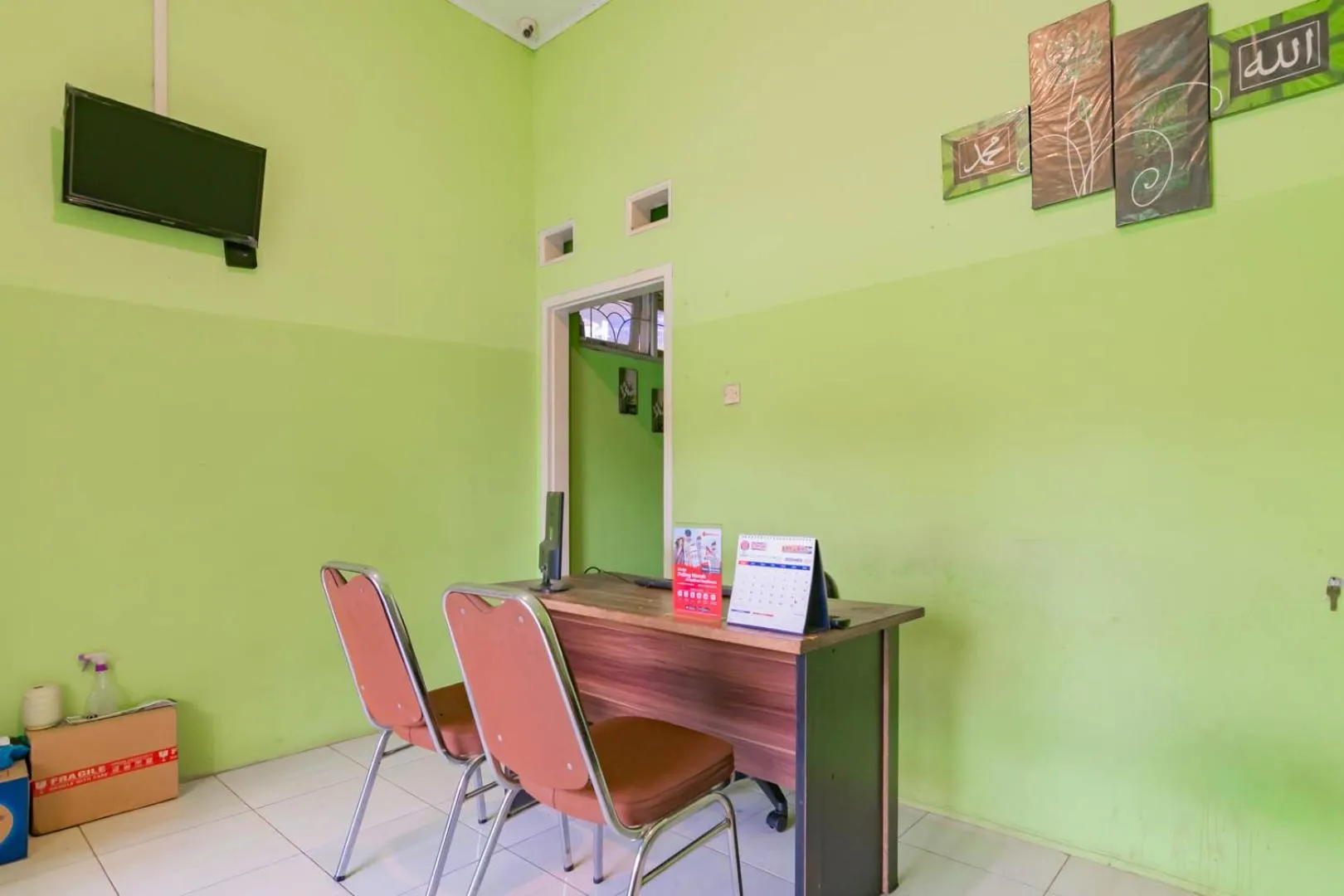 Lobby or reception in RedDoorz near Tugu Pramuka Cianjur