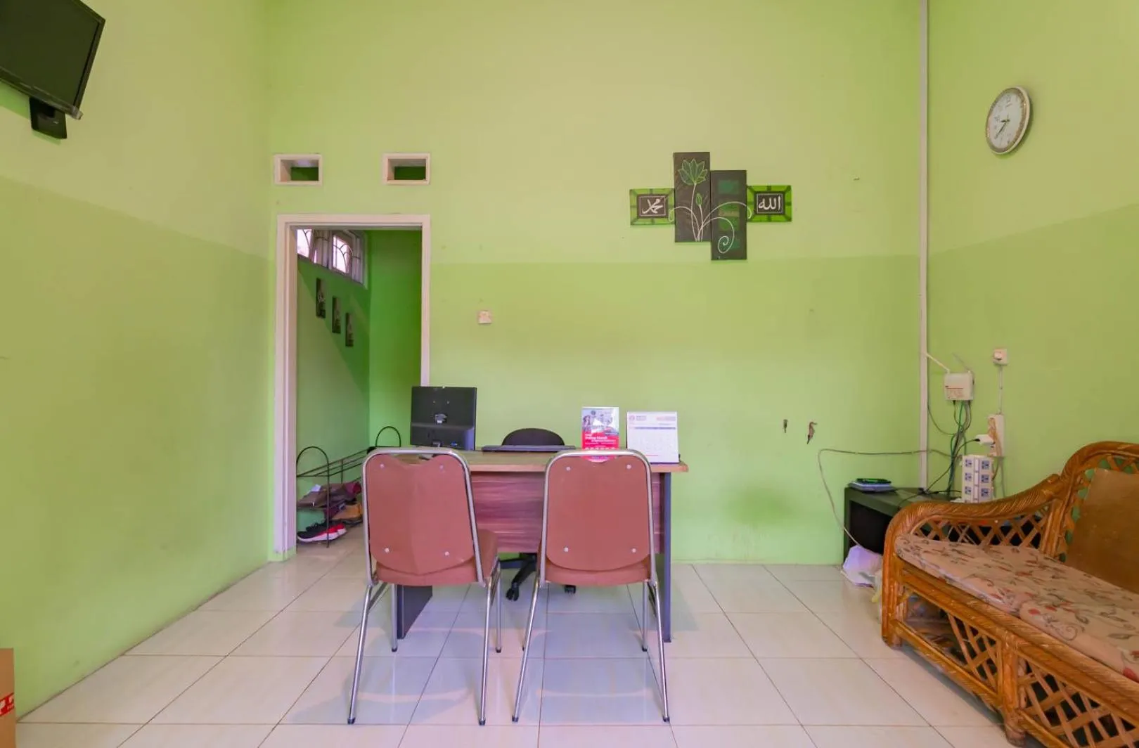 Lobby or reception in RedDoorz near Tugu Pramuka Cianjur