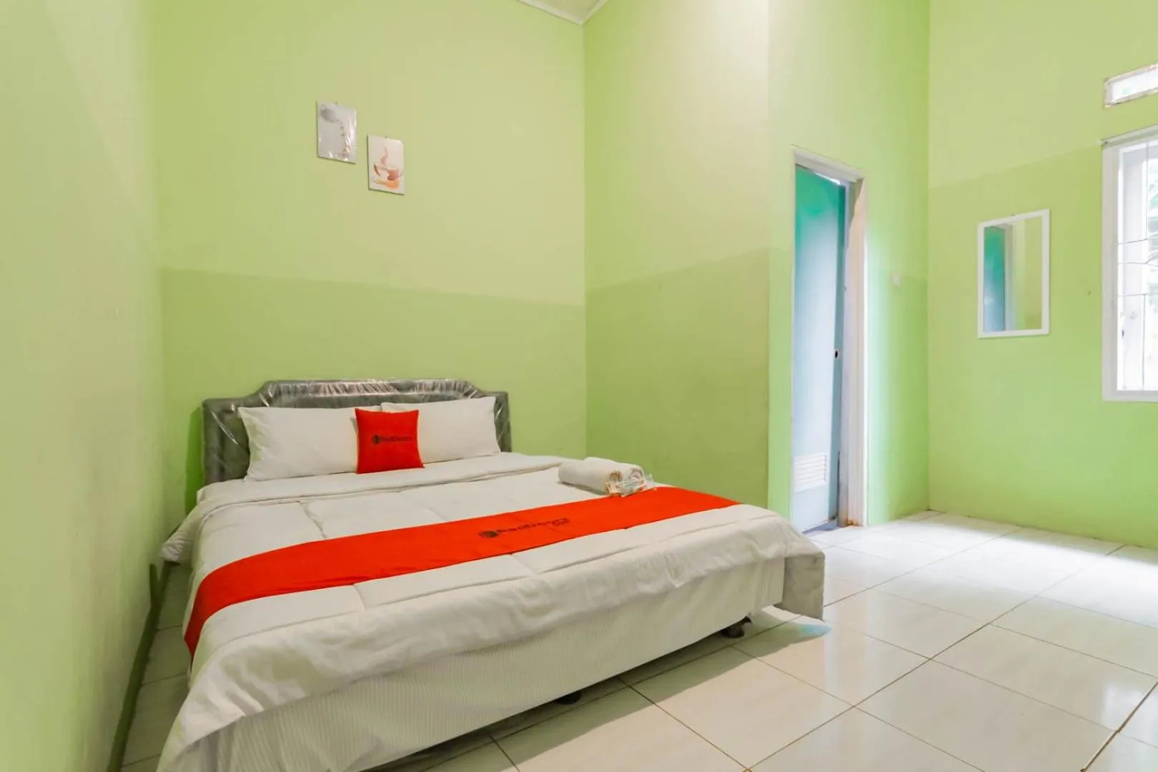 Bedroom, Bed in RedDoorz near Tugu Pramuka Cianjur