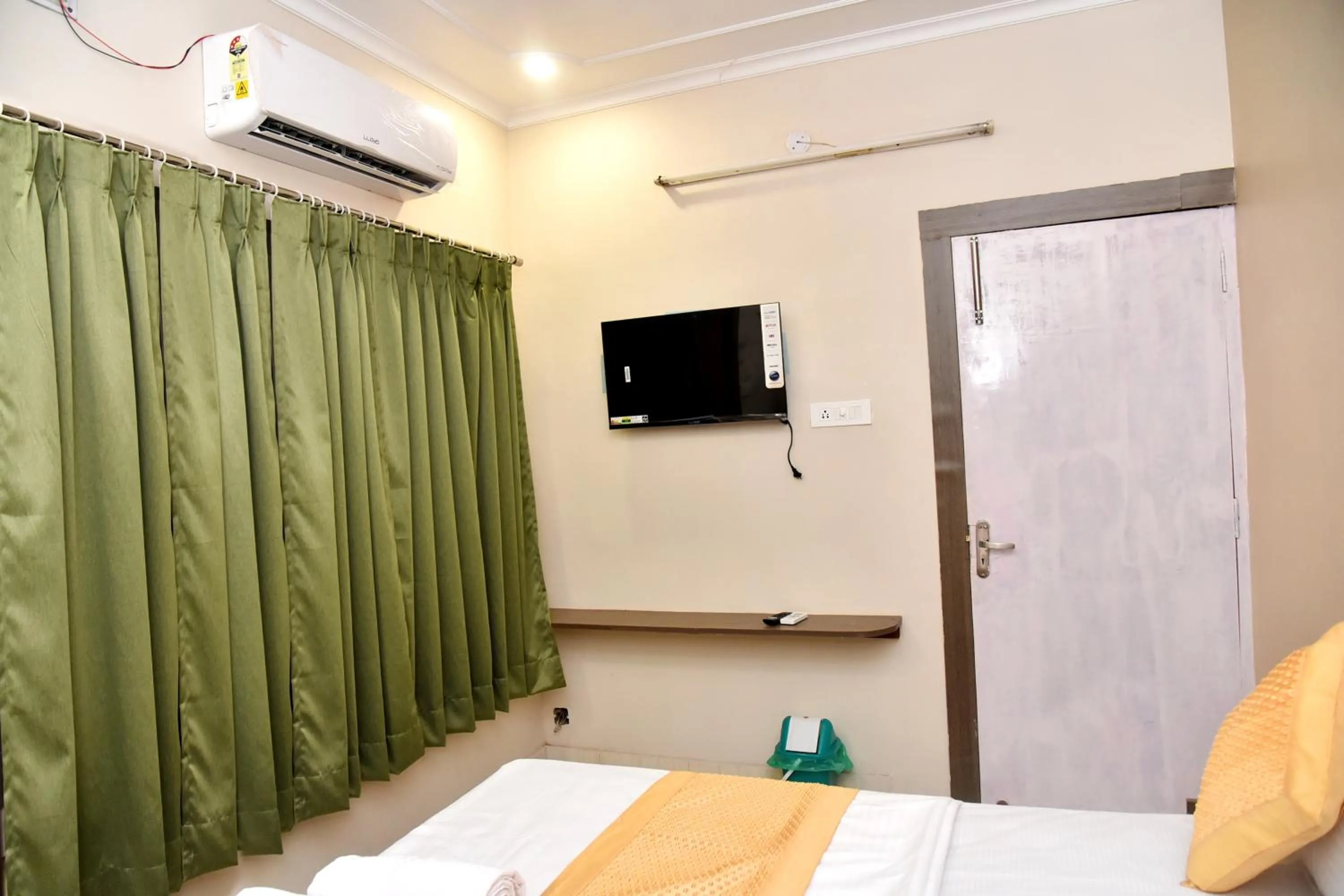 room service, Bed in Bluebells Varanasi