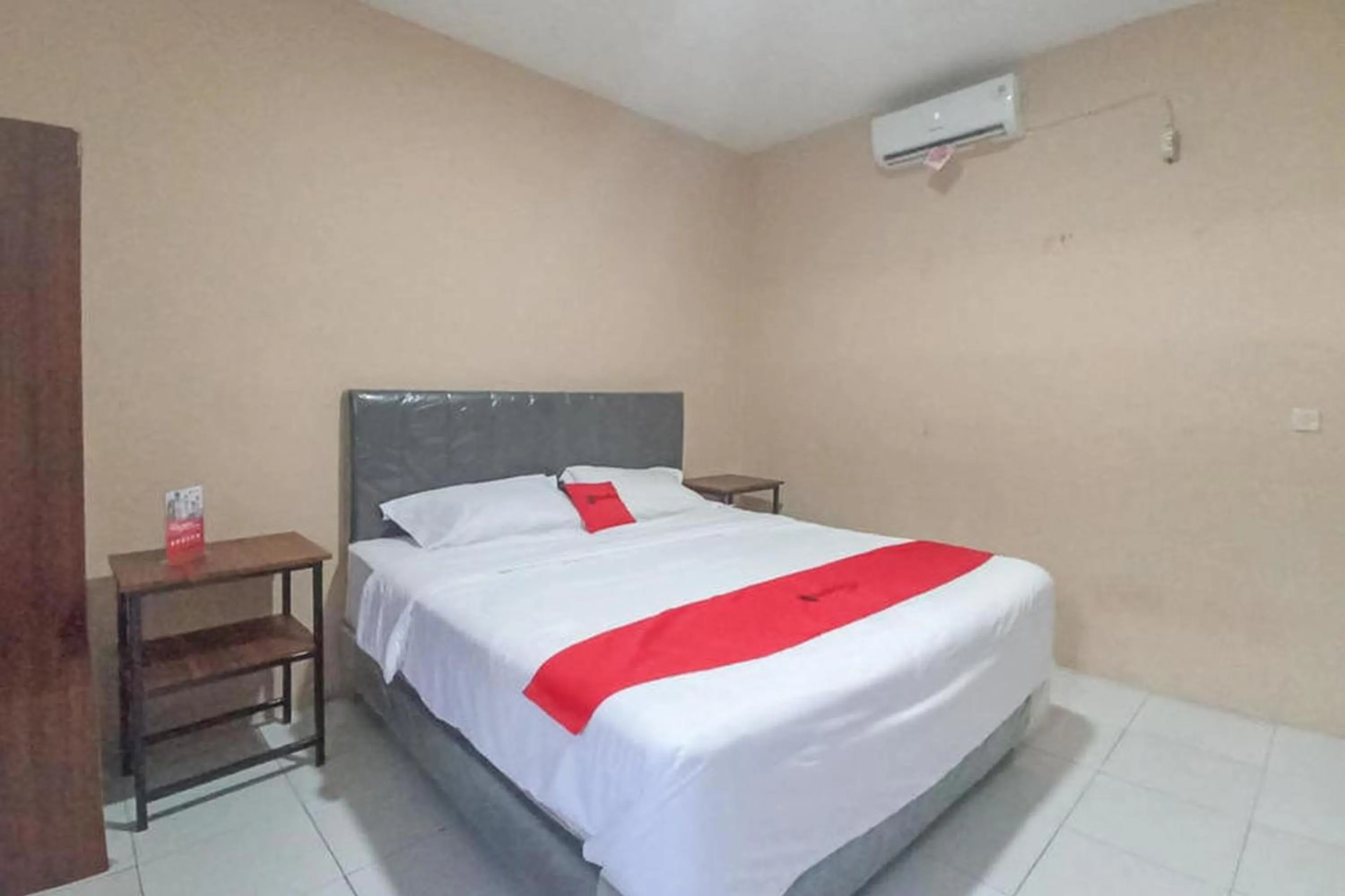 Bedroom, Bed in RedDoorz @ Waena Jayapura