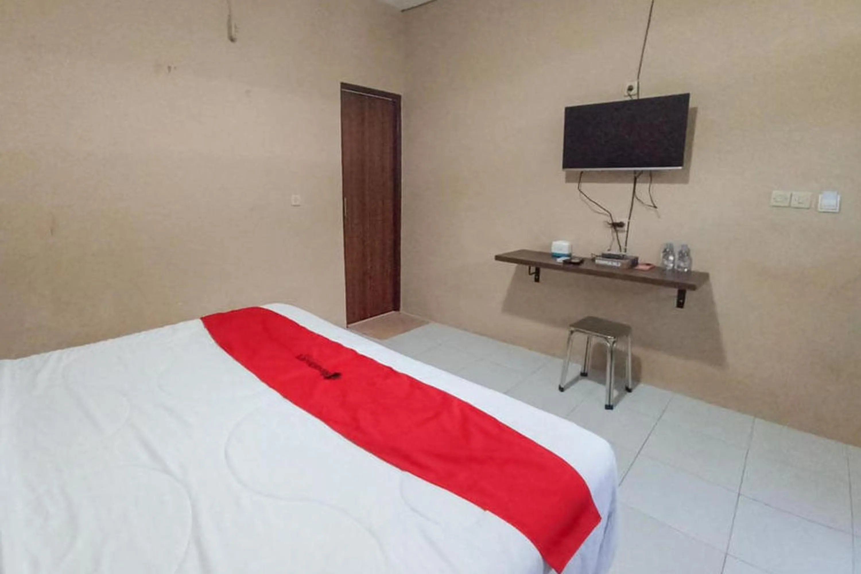 Bedroom, Bed in RedDoorz @ Waena Jayapura