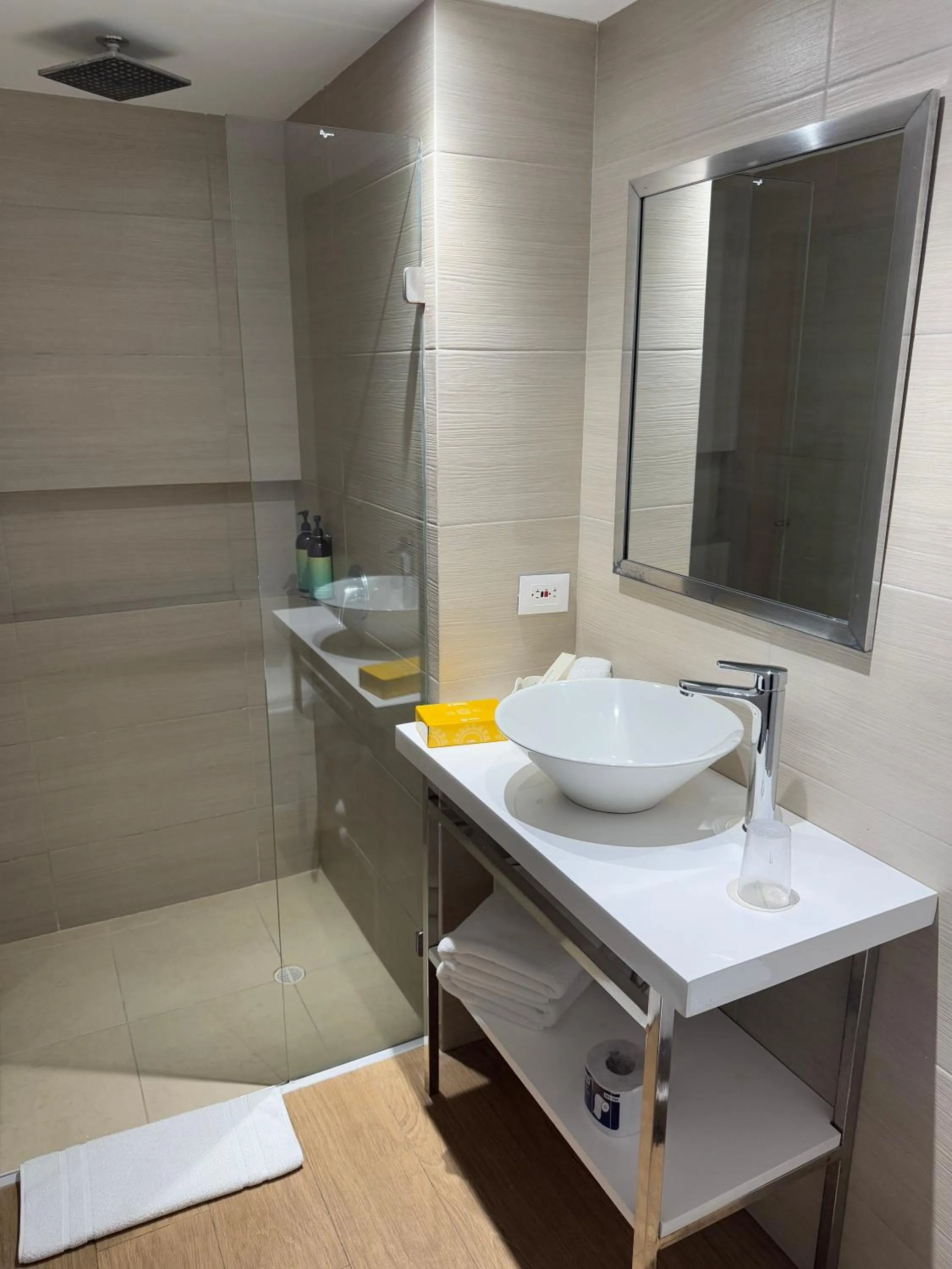 Shower in Wyndham Garden Cartagena