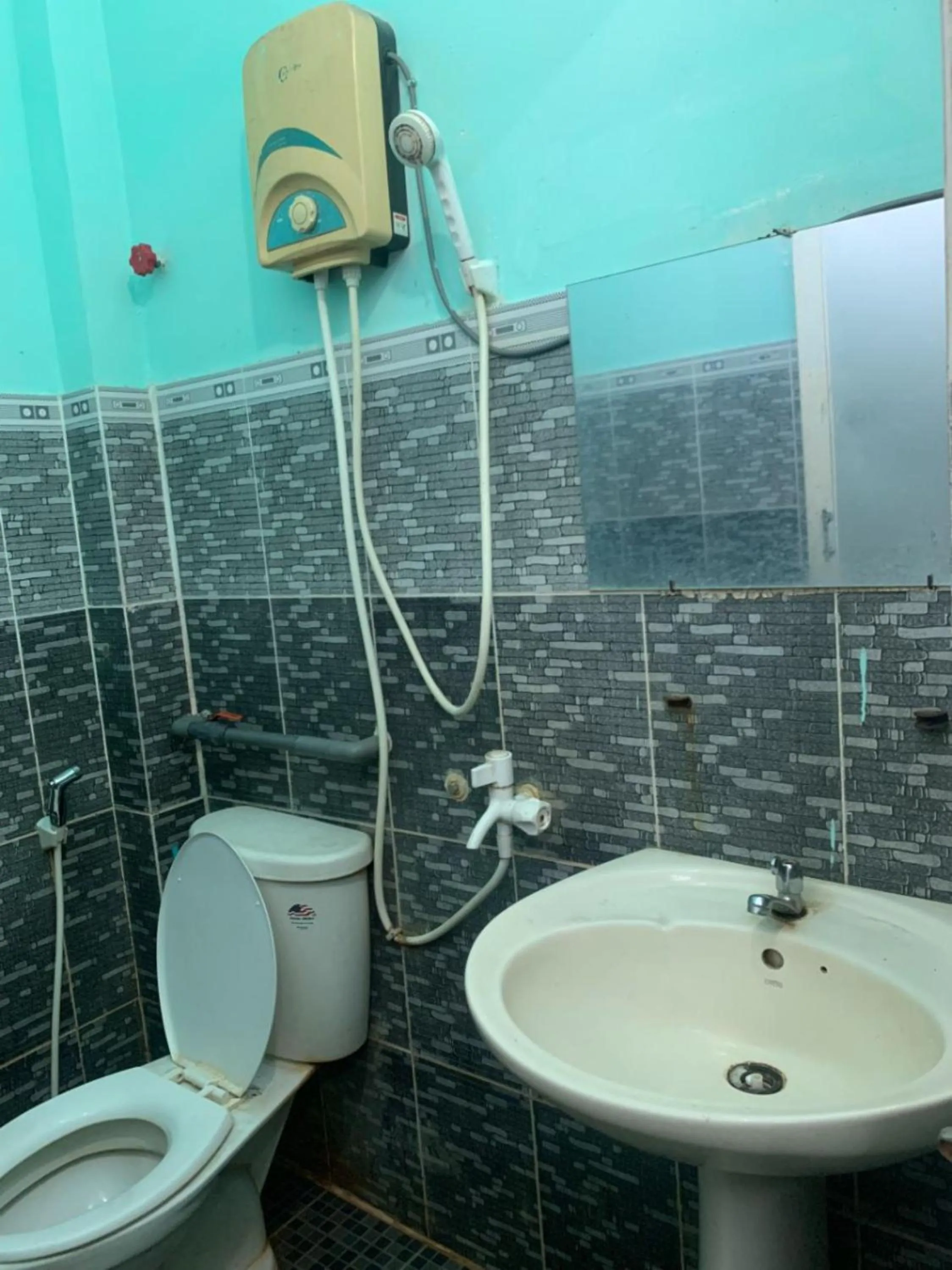 Bathroom in Happy Hotel Binh Tan
