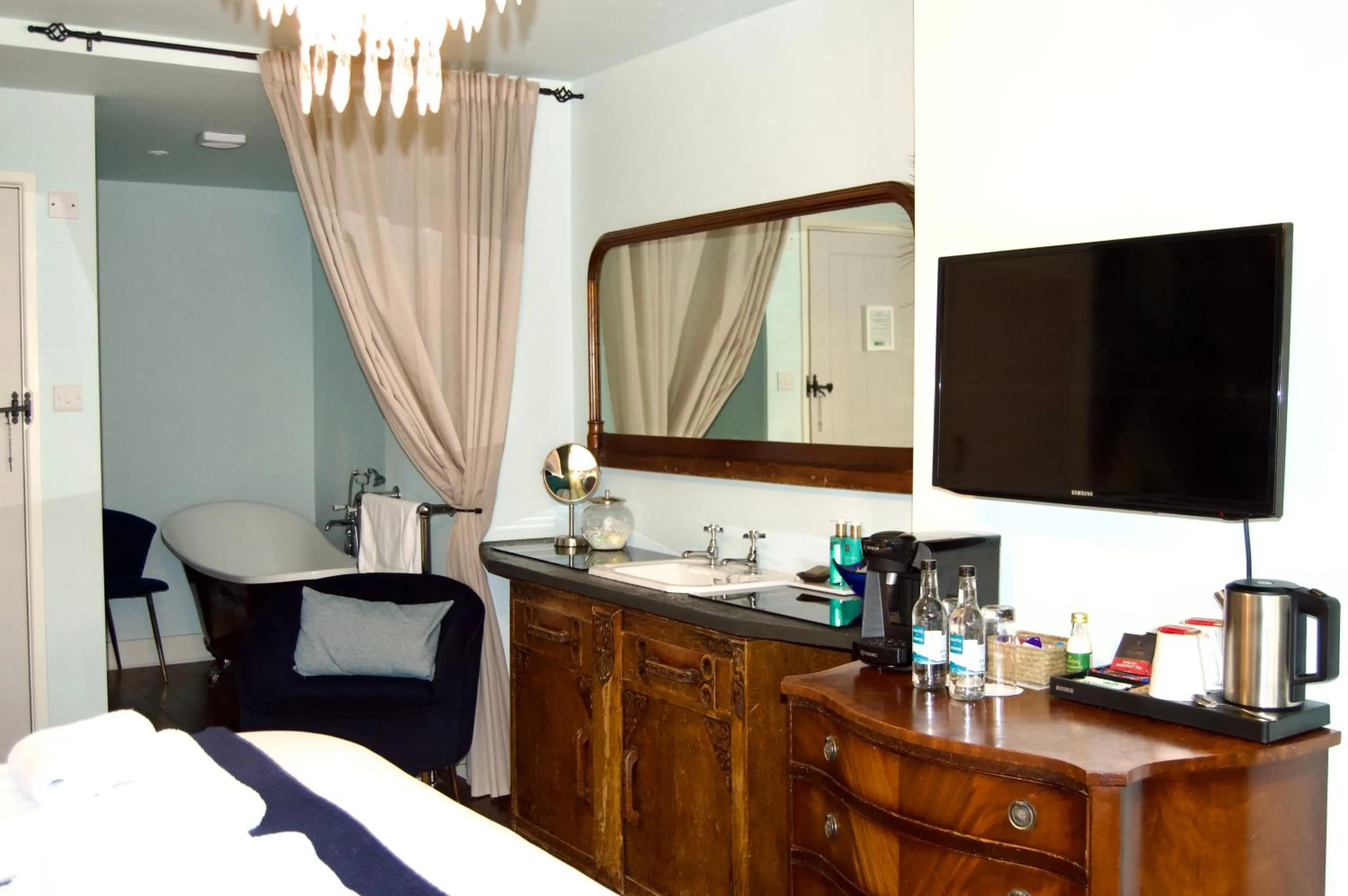 Bathroom, Bed in The Nest Hotel & Restaurant