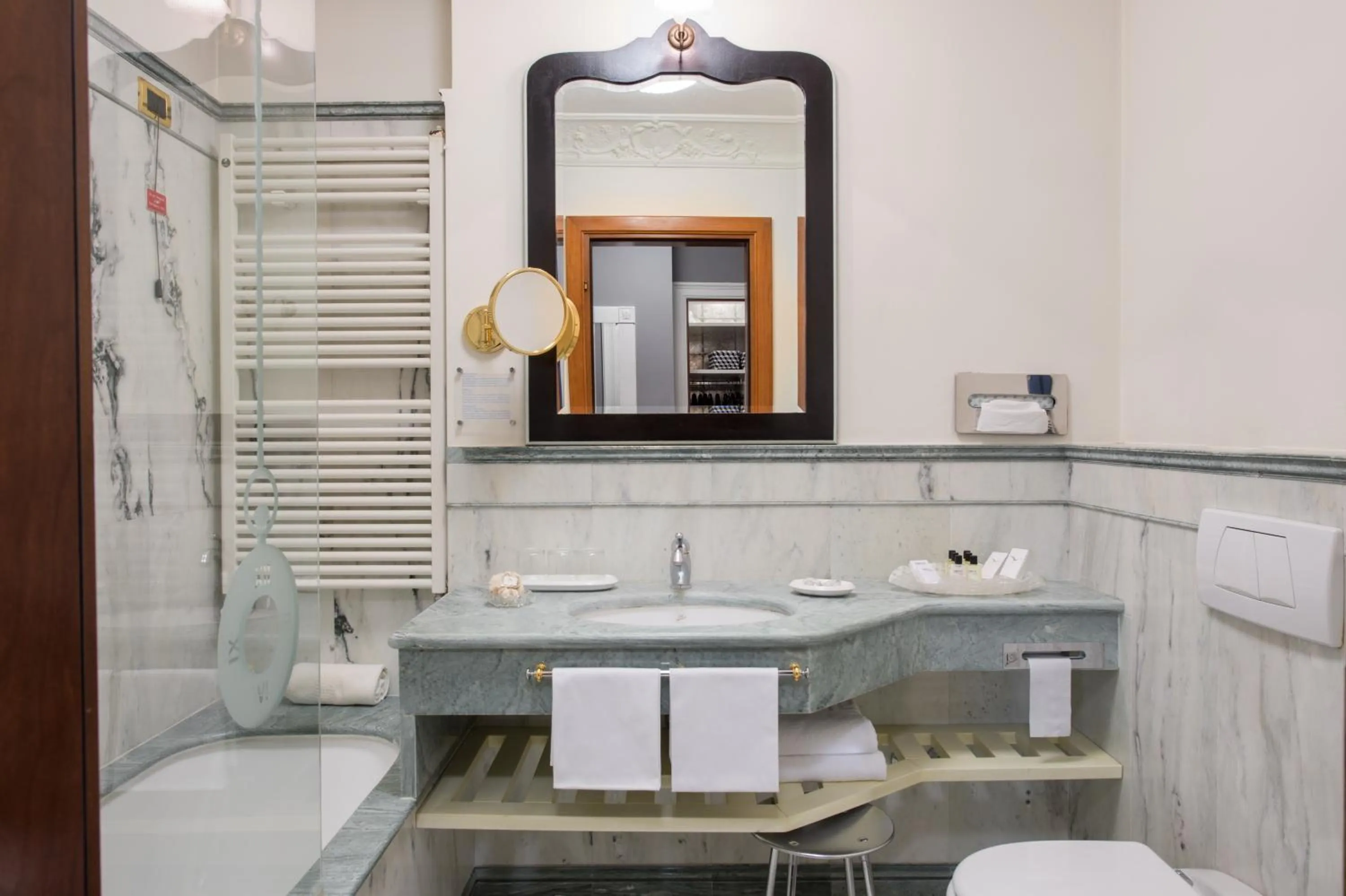 Shower in Art Hotel Orologio