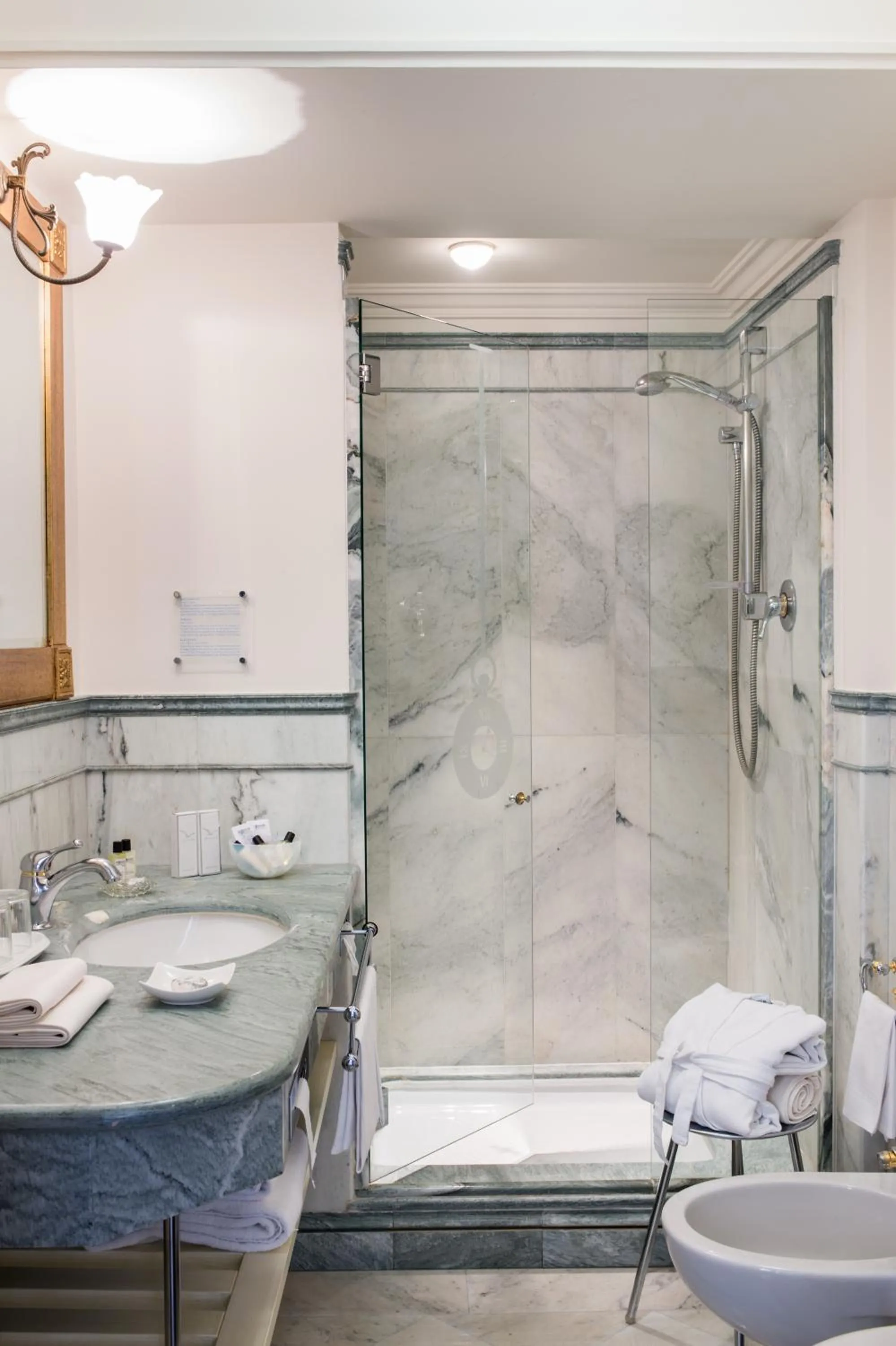 Shower in Art Hotel Orologio