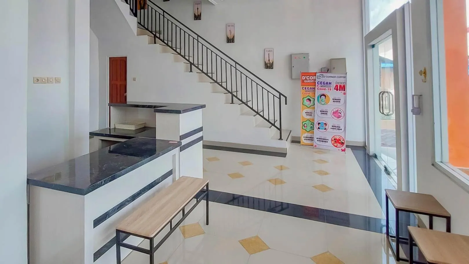 Lobby or reception in Urbanview Hotel Bundaran Besar Palangkaraya by RedDoorz