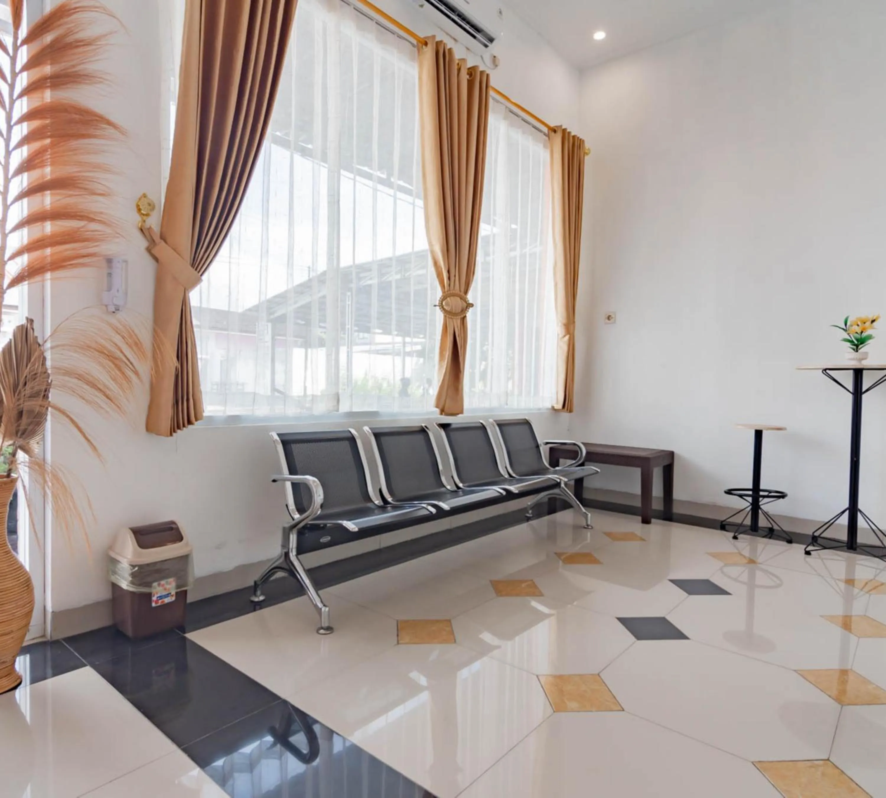 Lobby or reception in Urbanview Hotel Bundaran Besar Palangkaraya by RedDoorz