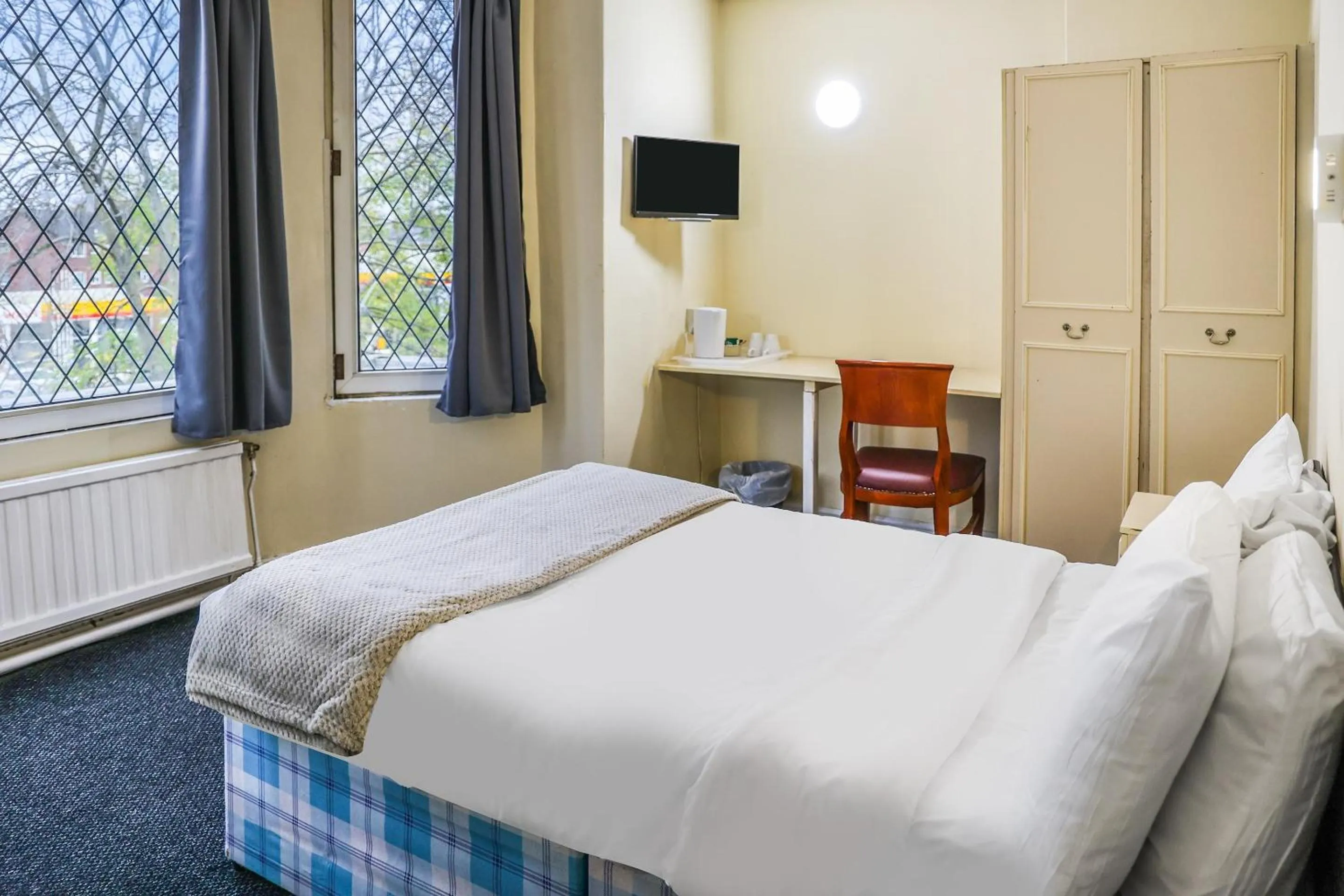 Bedroom, Bed in Hotel 346