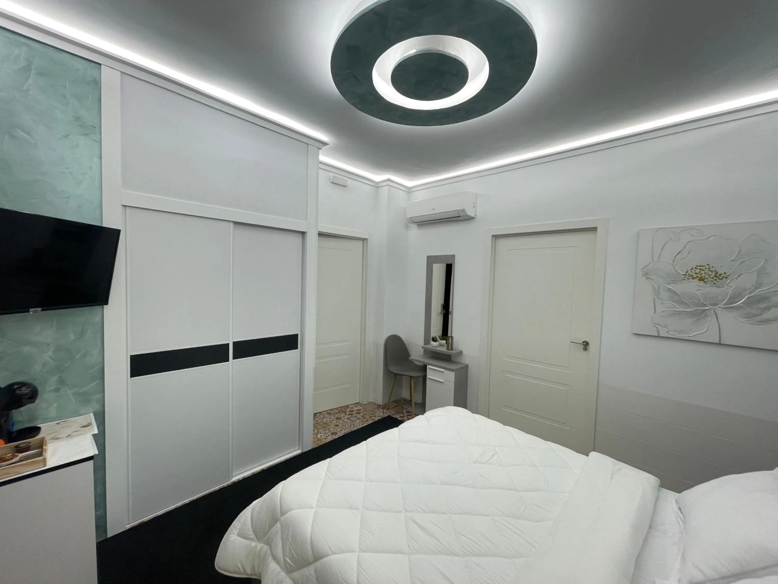 Communal lounge/ TV room in Galeon Boutique Hotel