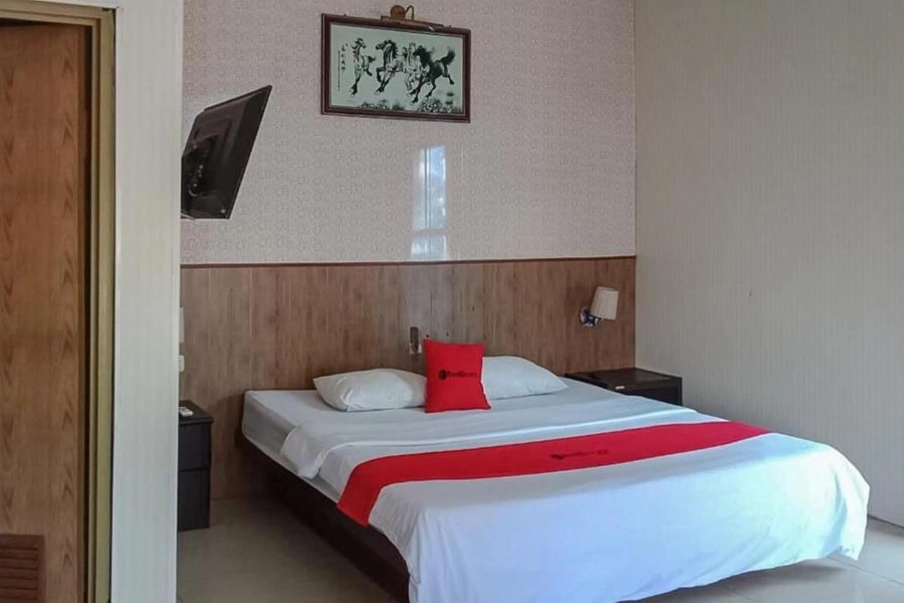 Bedroom, Bed in RedDoorz @ Sorong City Center