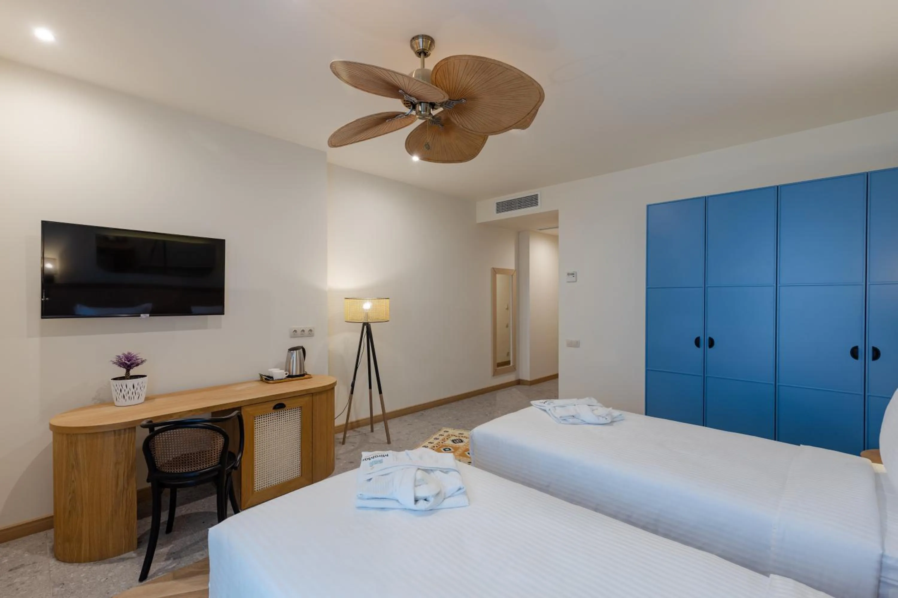 TV and multimedia, Bed in MiraMar Luxury Residences