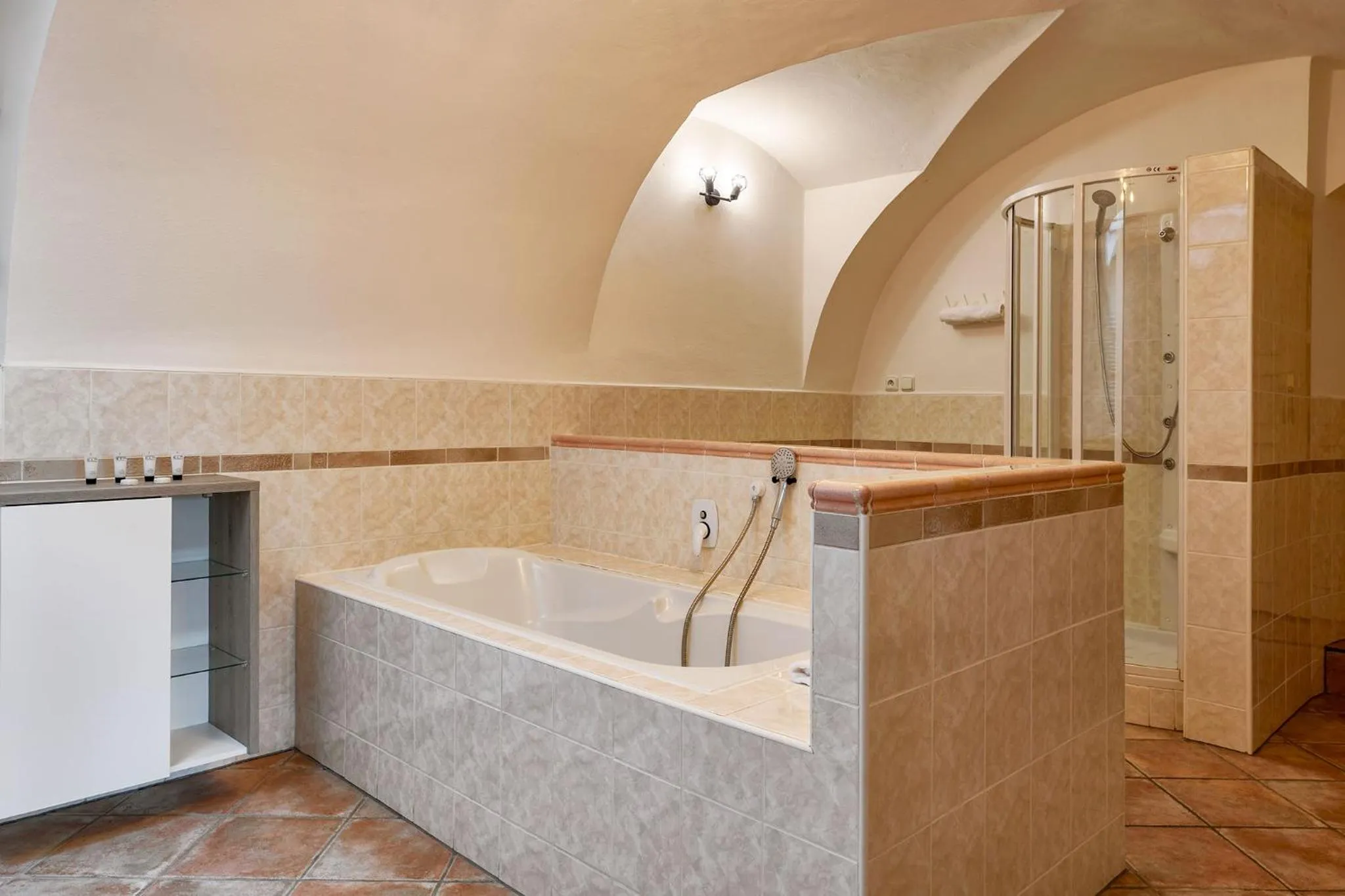 Bathroom in Orangerie Garden by KH