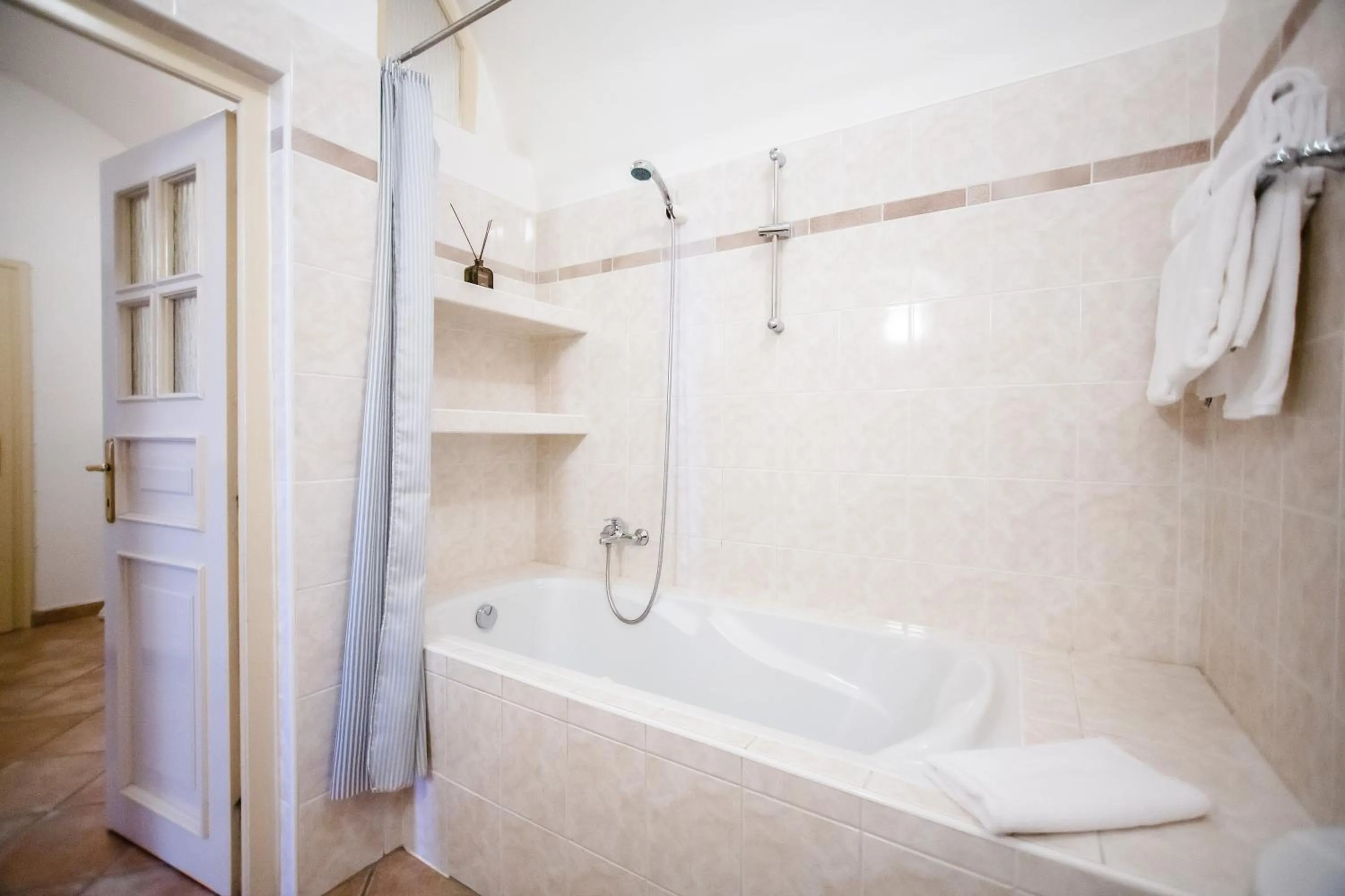 Bathroom in Orangerie Garden by KH