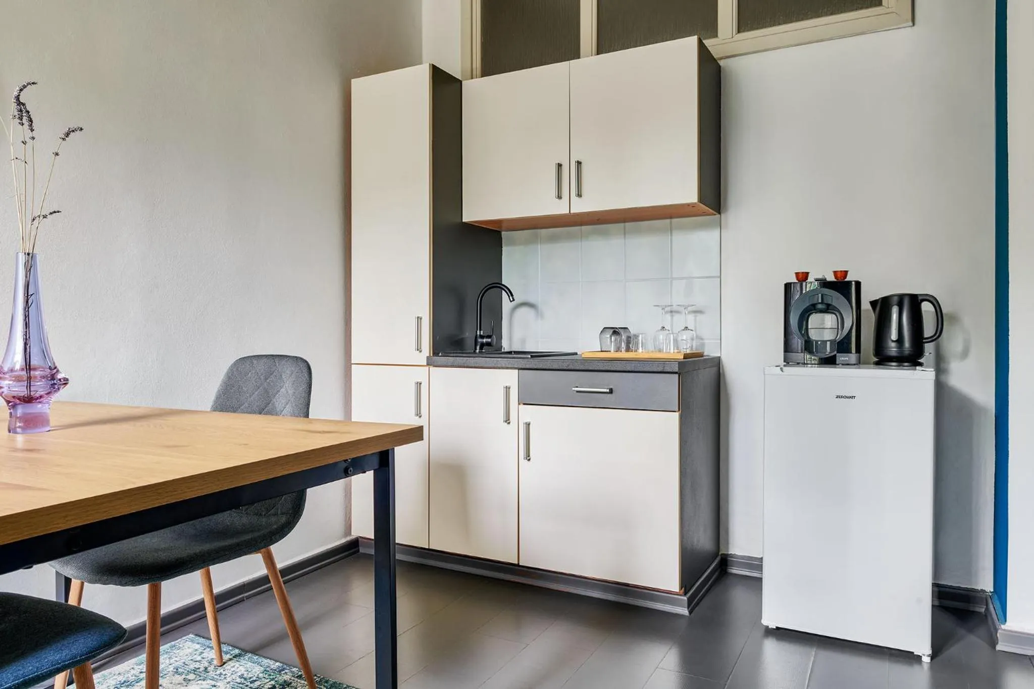 Kitchen or kitchenette in Orangerie Garden by KH