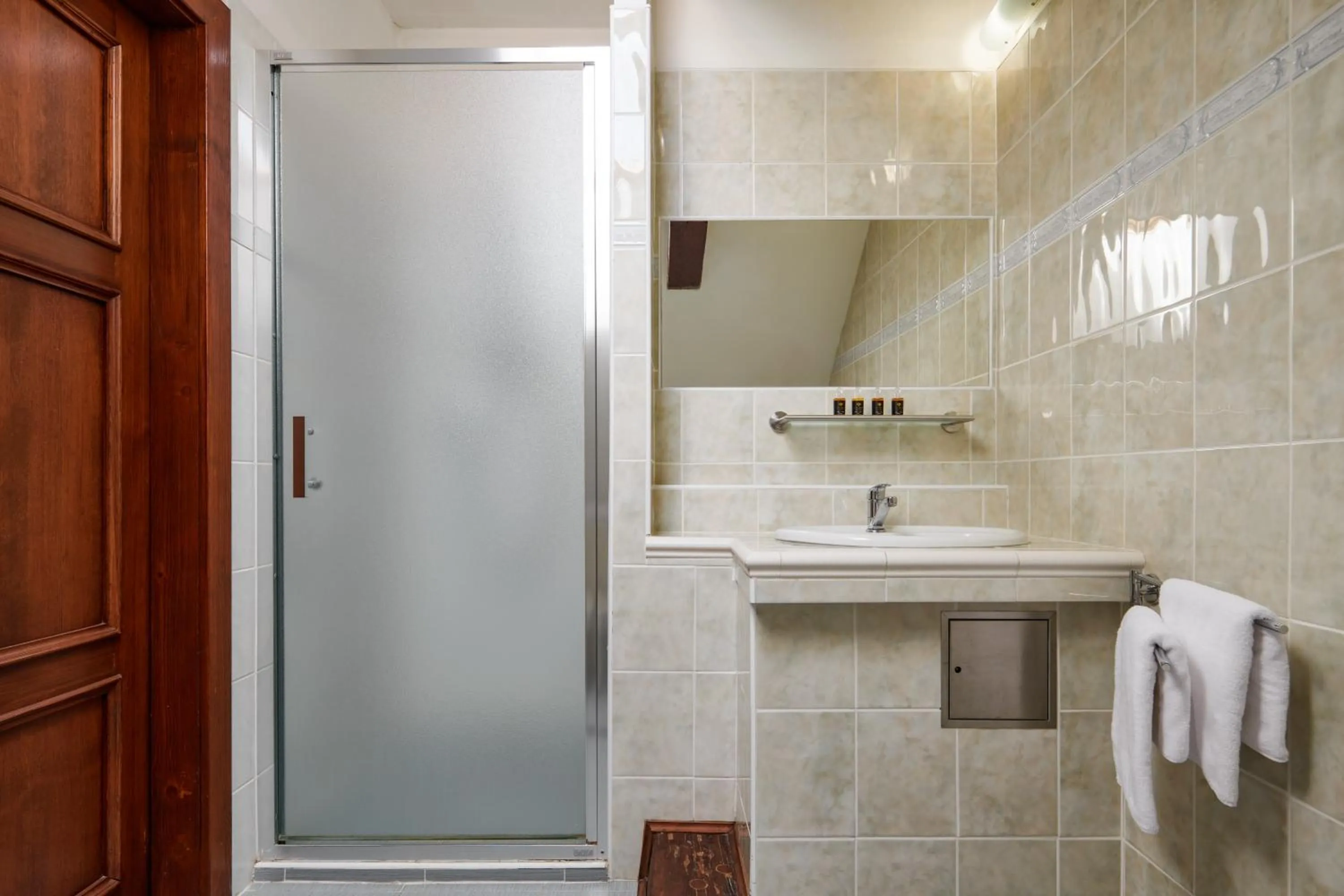 Bathroom in Orangerie Garden by KH