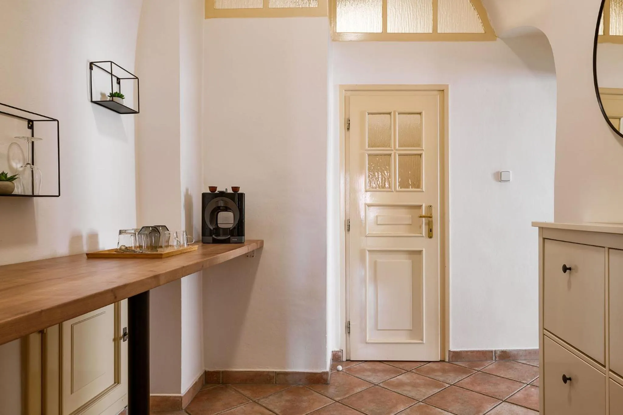 Coffee/tea facilities in Orangerie Garden by KH