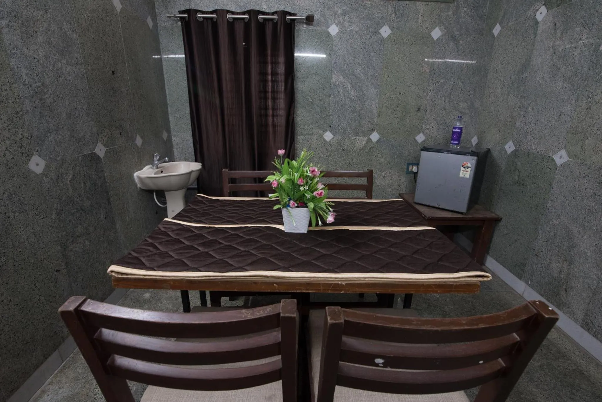 Dining area in Arunik Inn