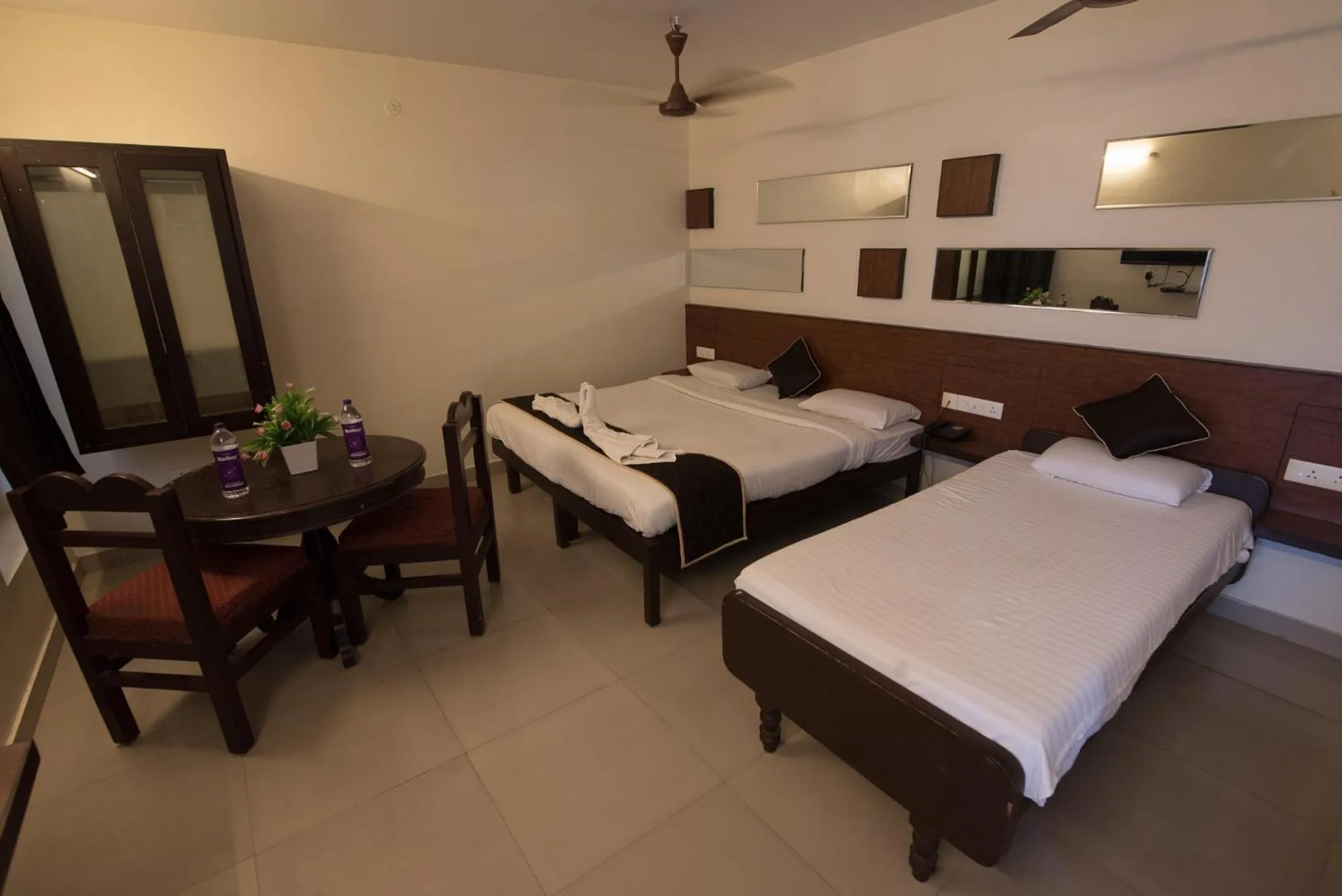 Photo of the whole room, Bed in Arunik Inn