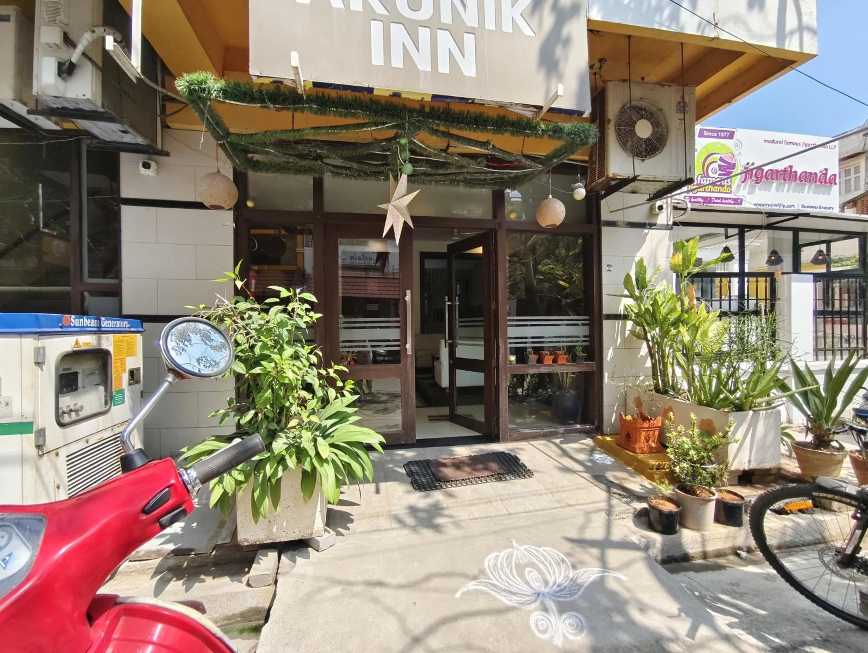 Facade/entrance in Arunik Inn