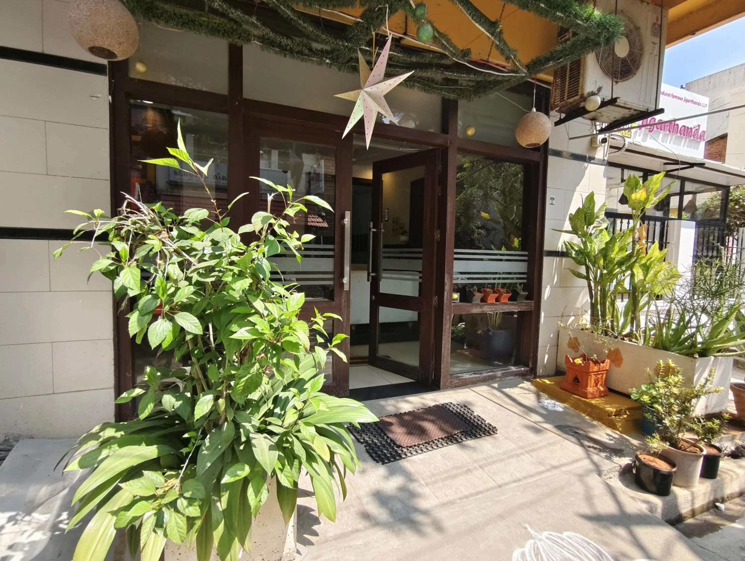 Facade/entrance in Arunik Inn