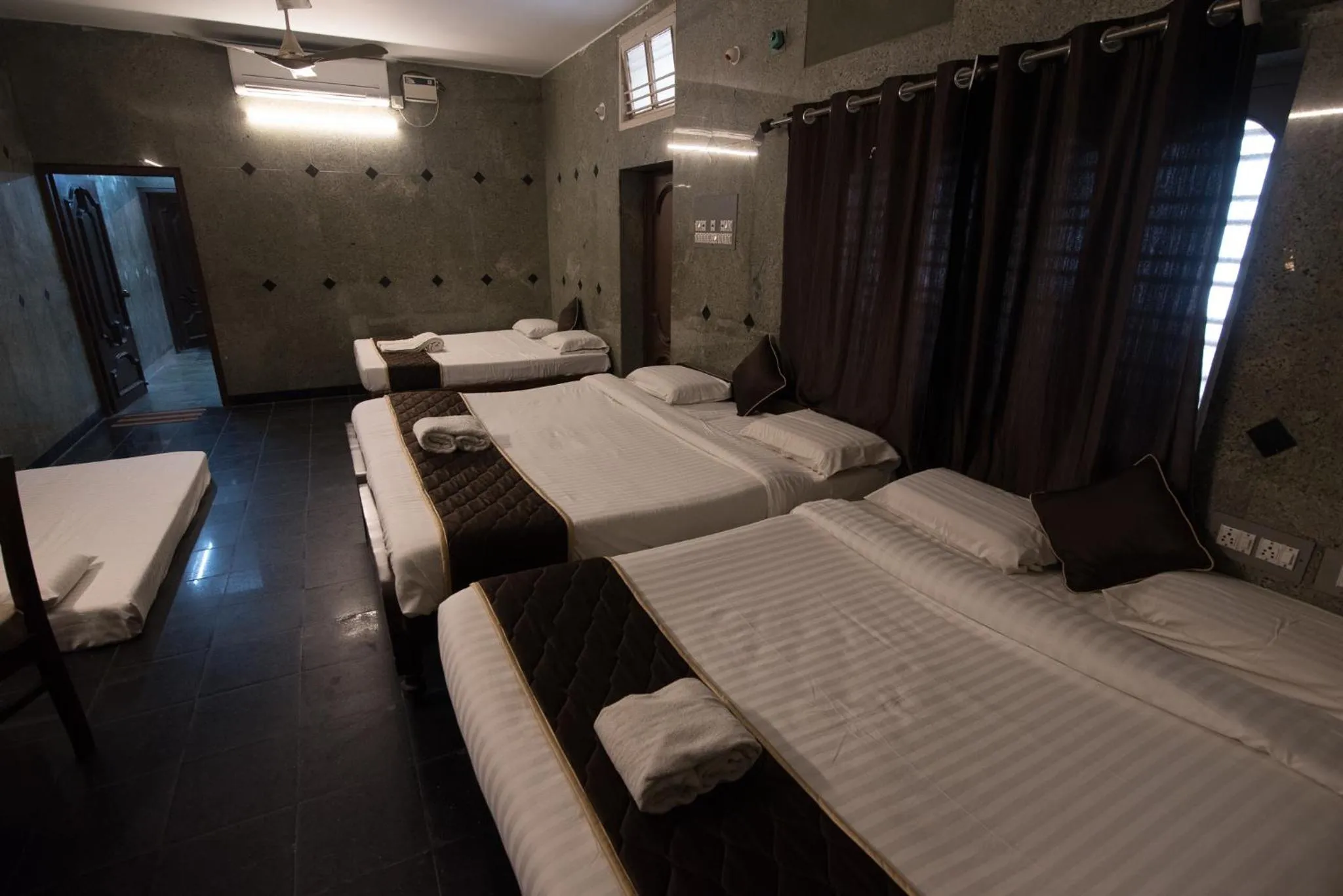 Photo of the whole room, Bed in Arunik Inn