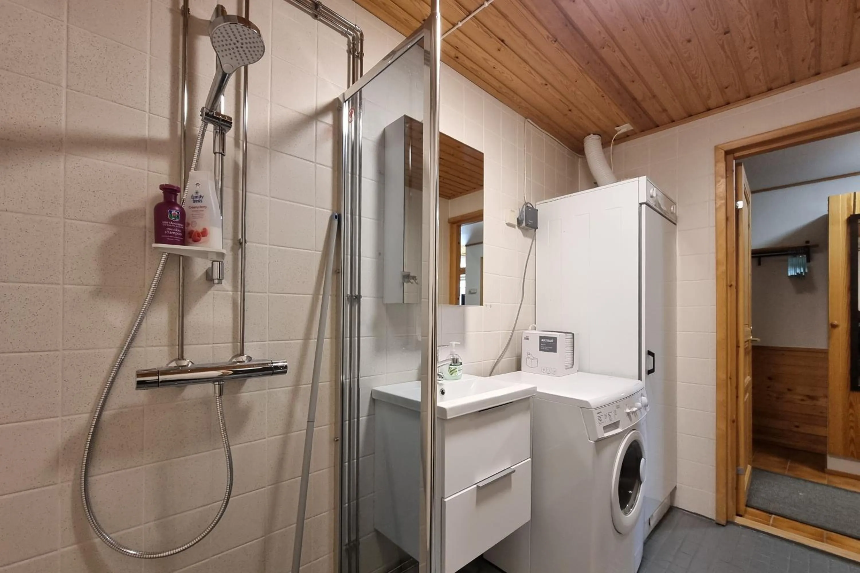 Shower in Kuukkeli Apartments Teerenpesue E 33