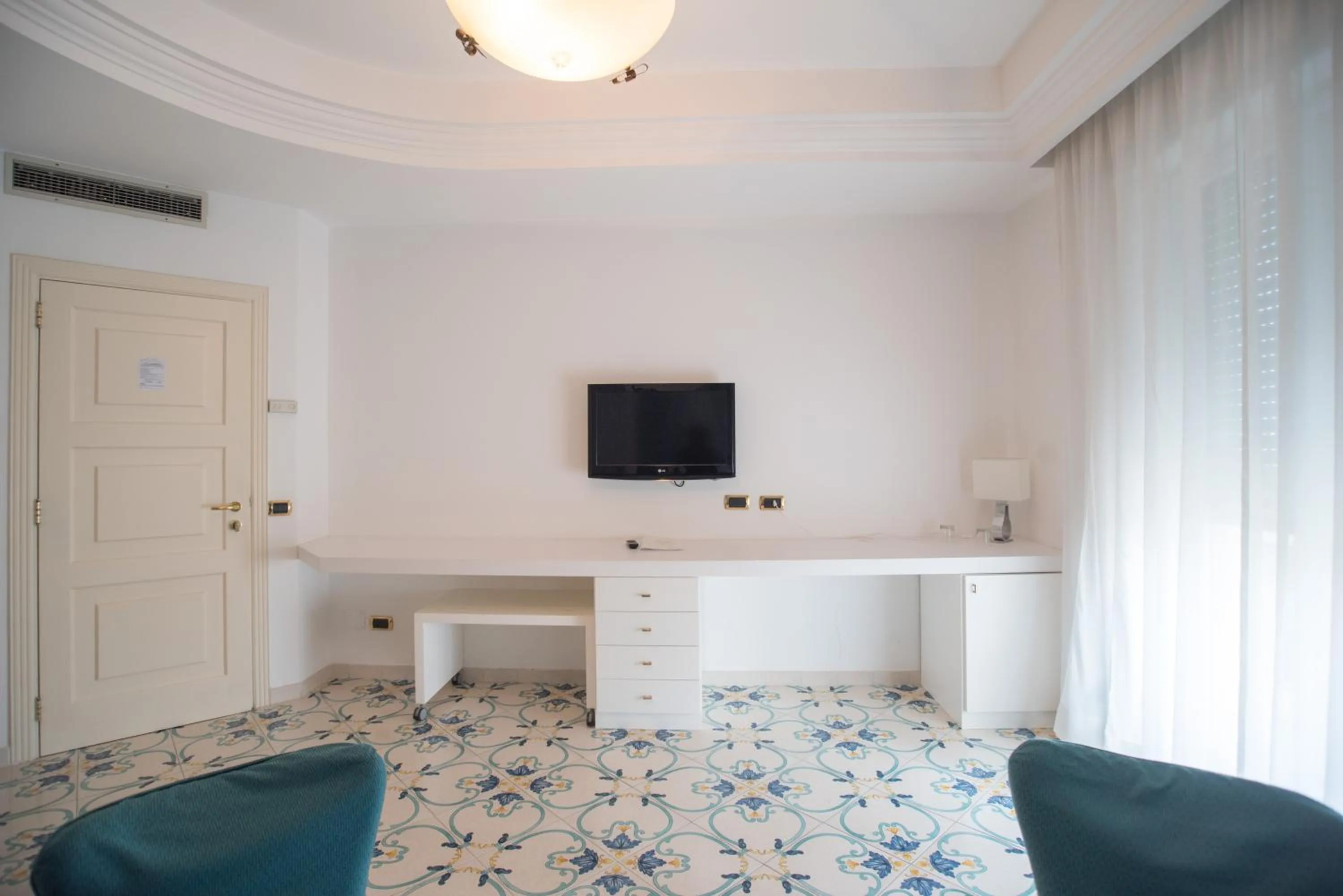 TV and multimedia in Hotel Villa Maria