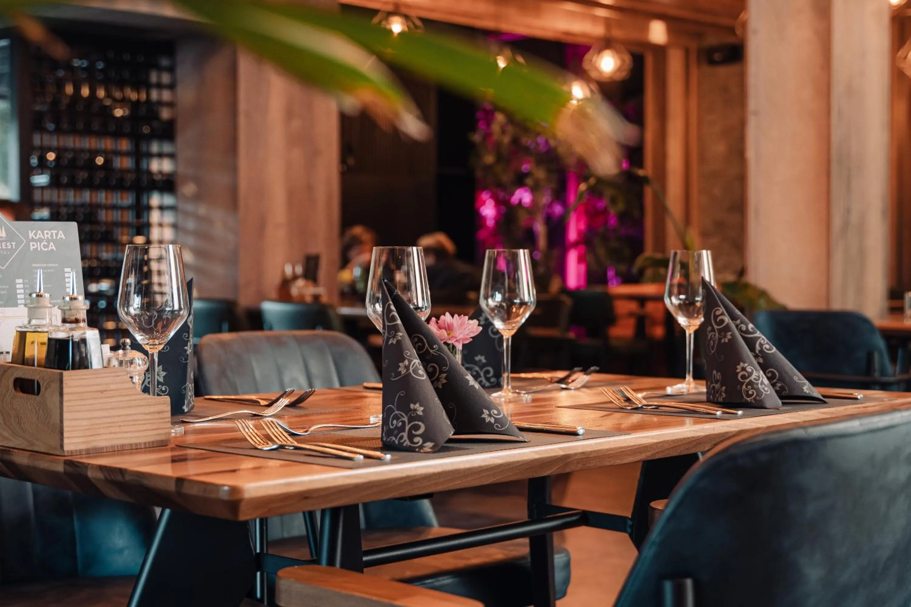 Restaurant/places to eat in Hotel Forest