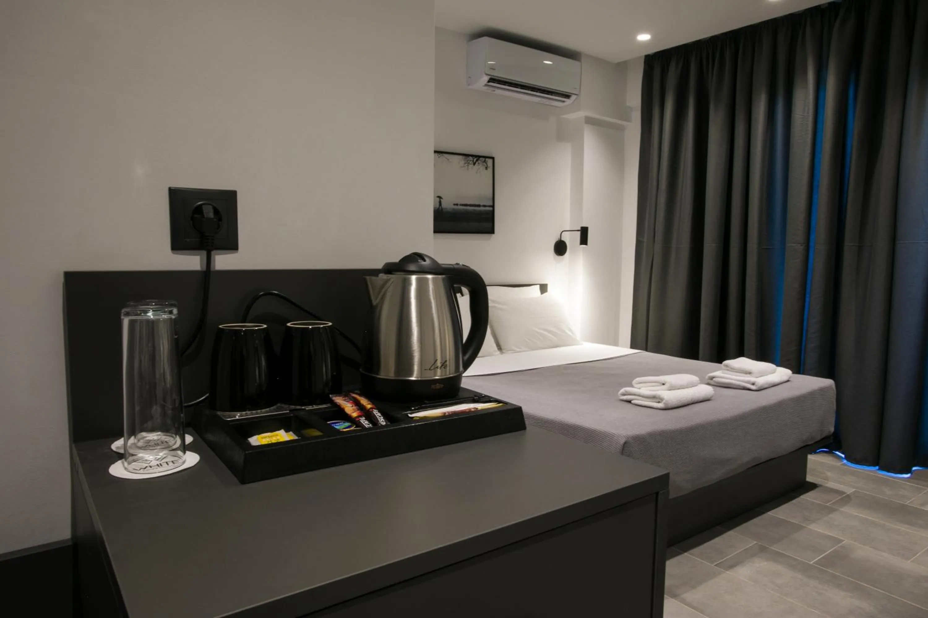 Coffee/tea facilities, Bed in White Trilogy