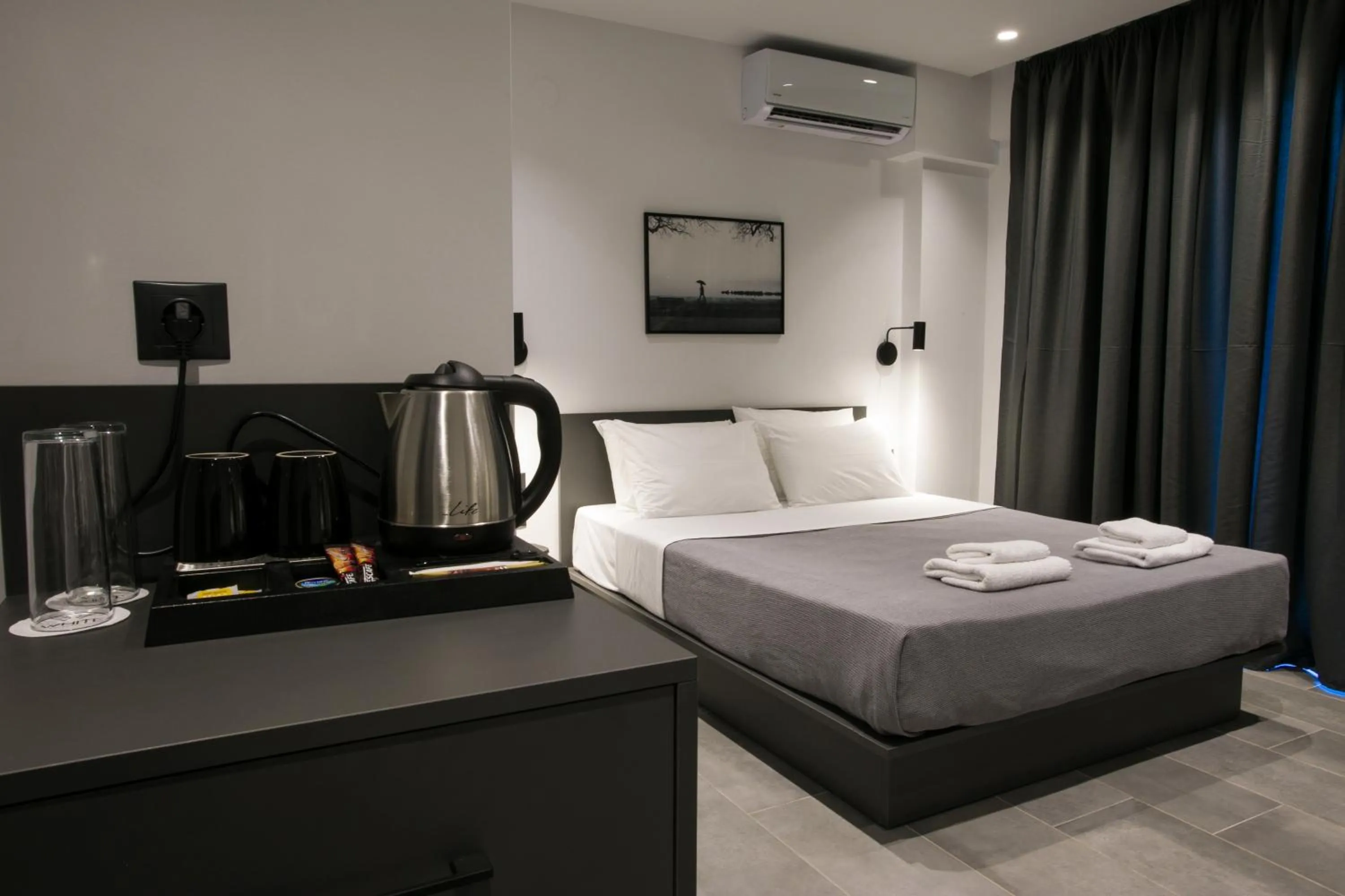 Coffee/tea facilities, Bed in White Trilogy