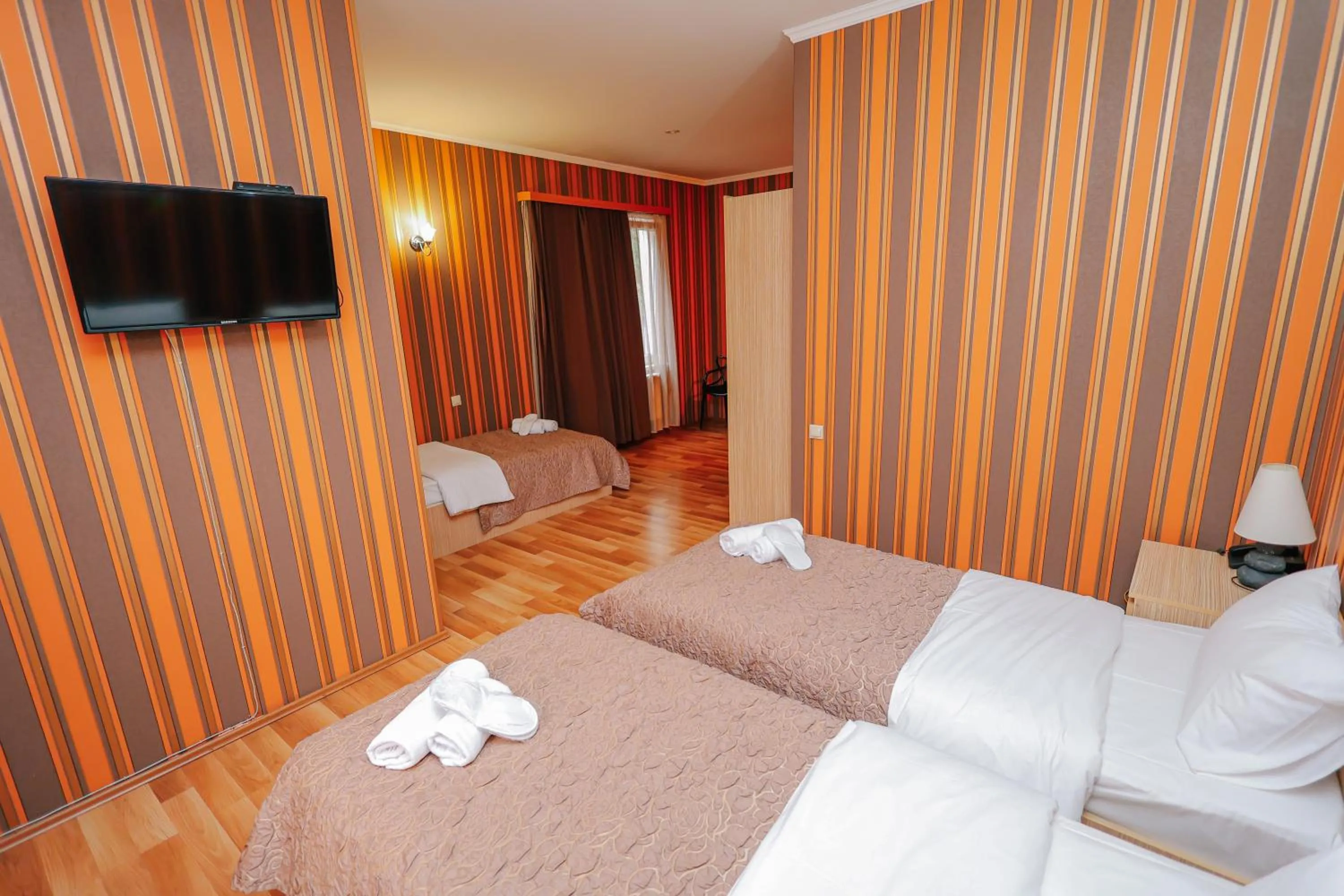 Shower, Bed in Hotel Darchi