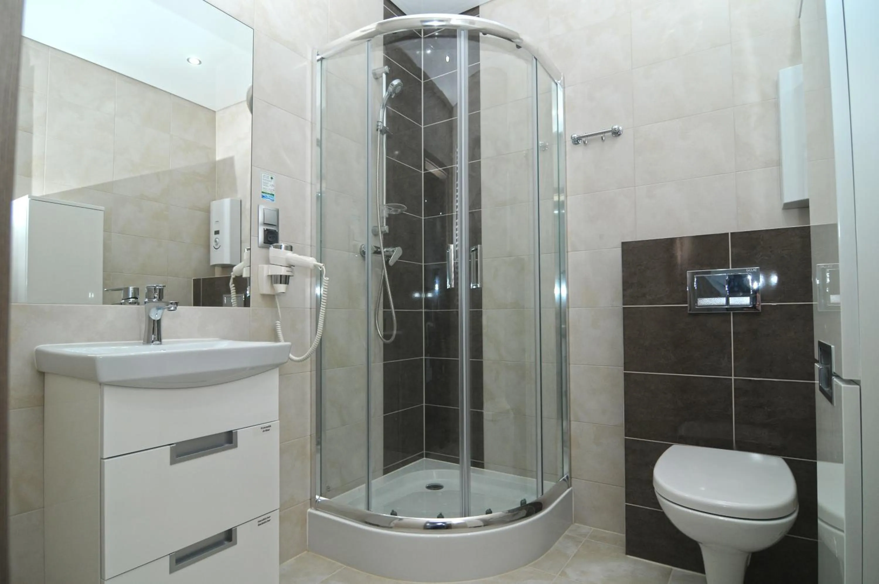 Shower in Nanis Hotel & Appartements