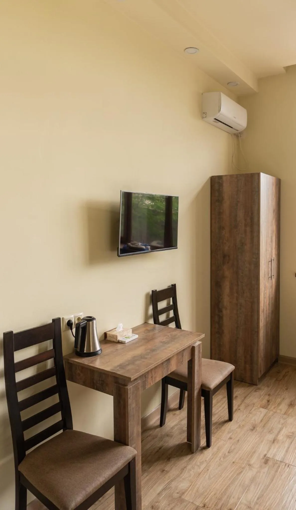 TV and multimedia in Glendale Boutique Hotel