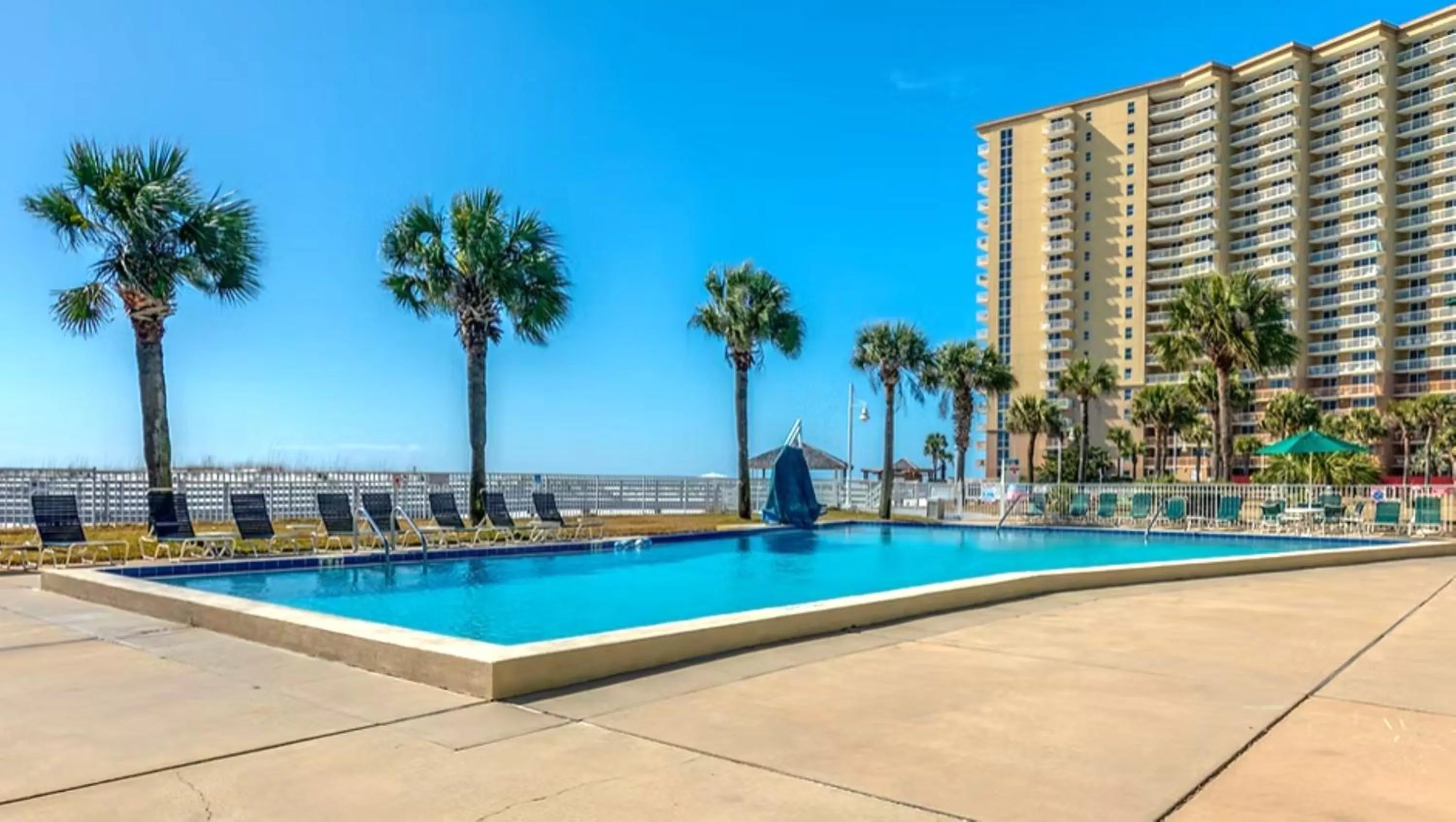 Swimming pool in Destin Holiday Beach Resort
