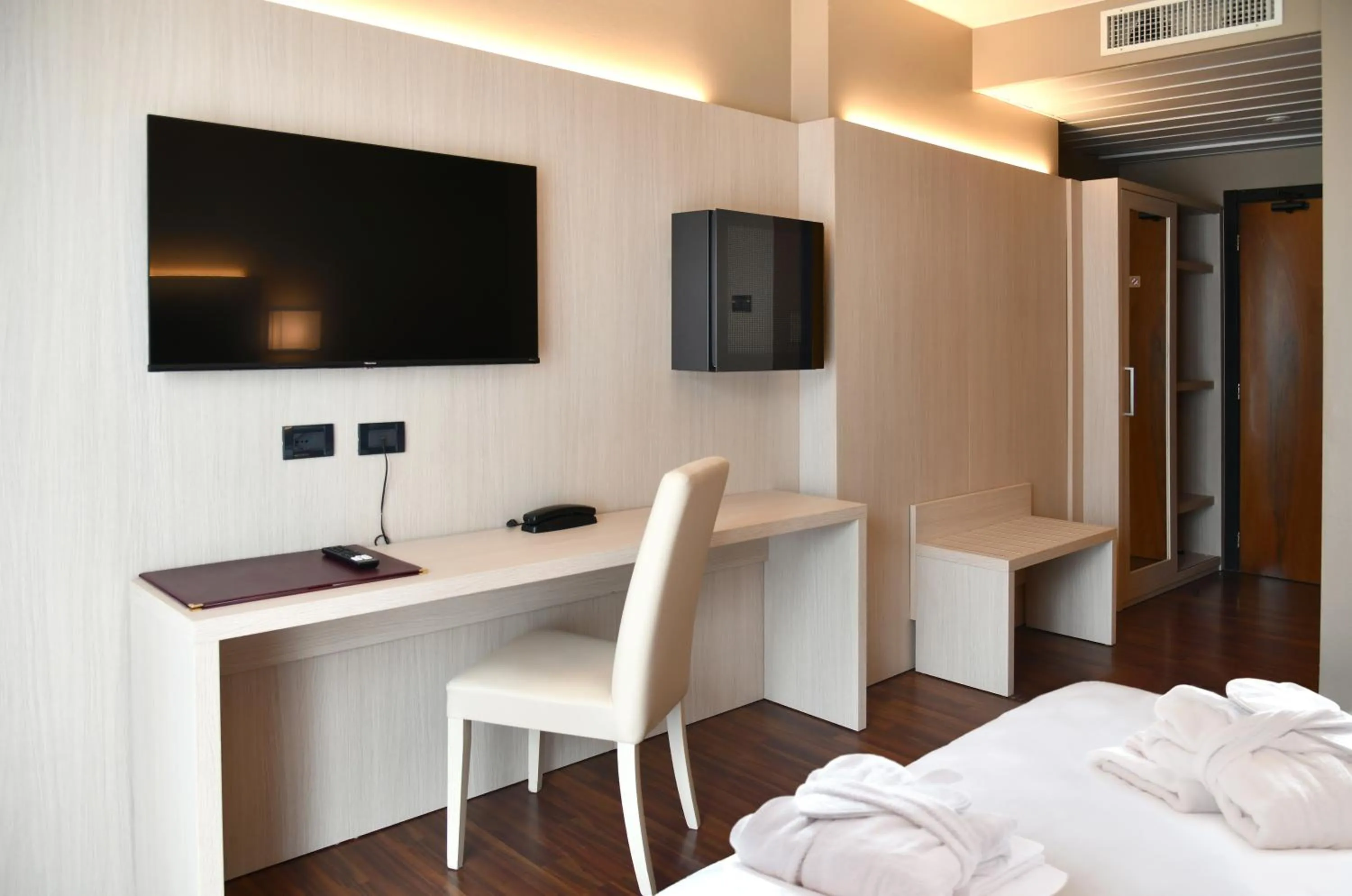 hair dresser, Bed in Yachting Hotel Mistral