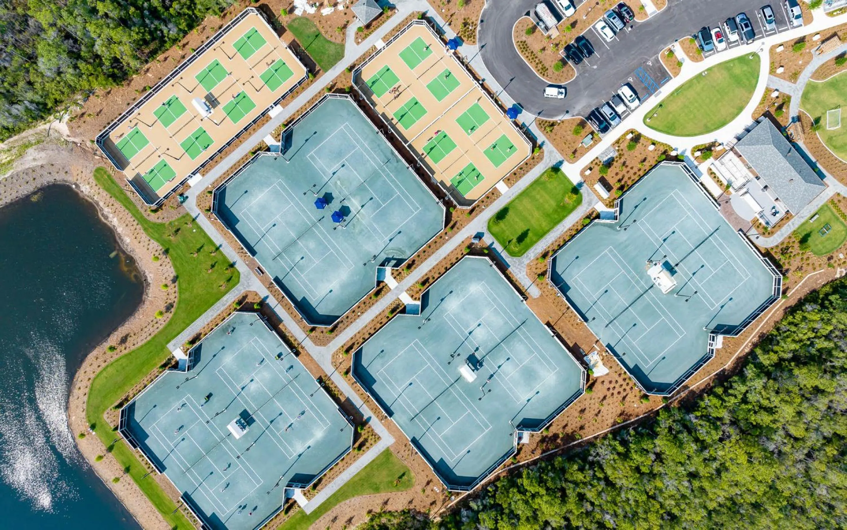 Tennis court in Camp Creek Inn