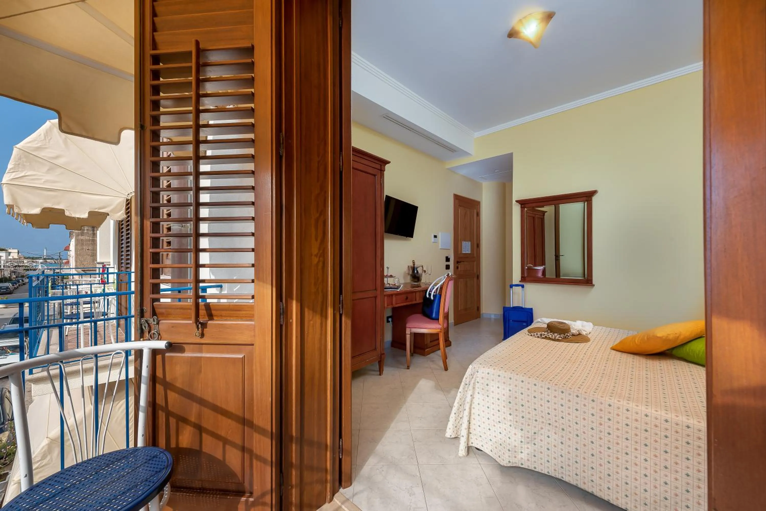 Balcony/Terrace, Bed in Hotel Sicilya