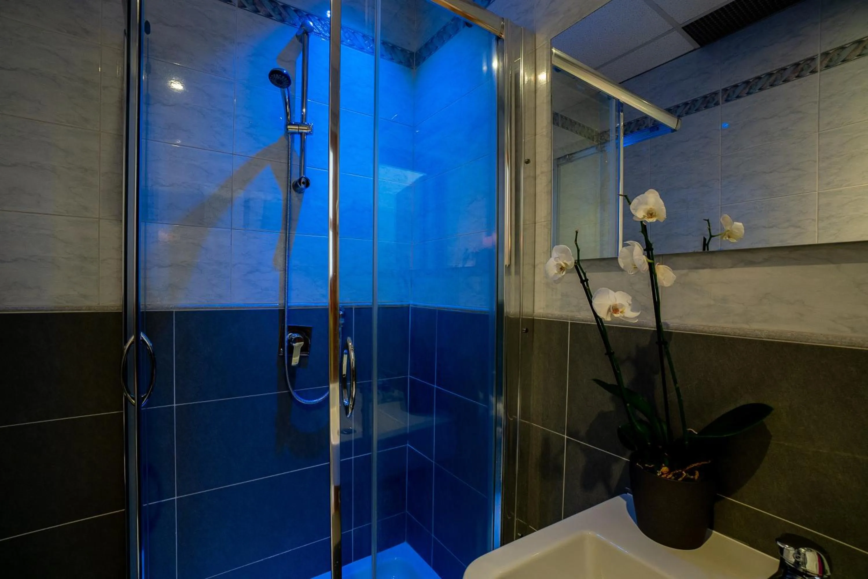 Shower in Hotel Gabriella