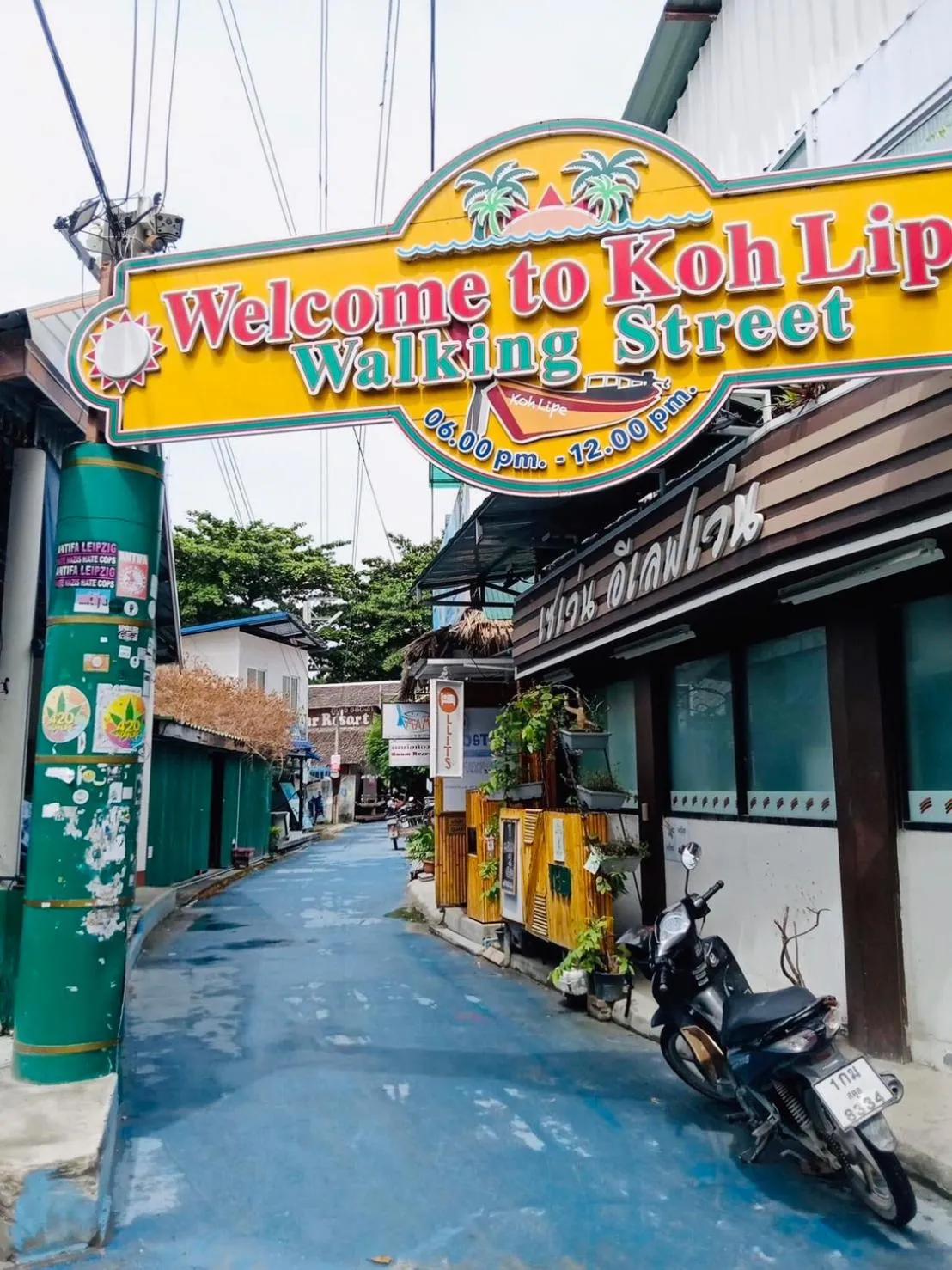 Shopping Area in Lipe Garden Beach Resort