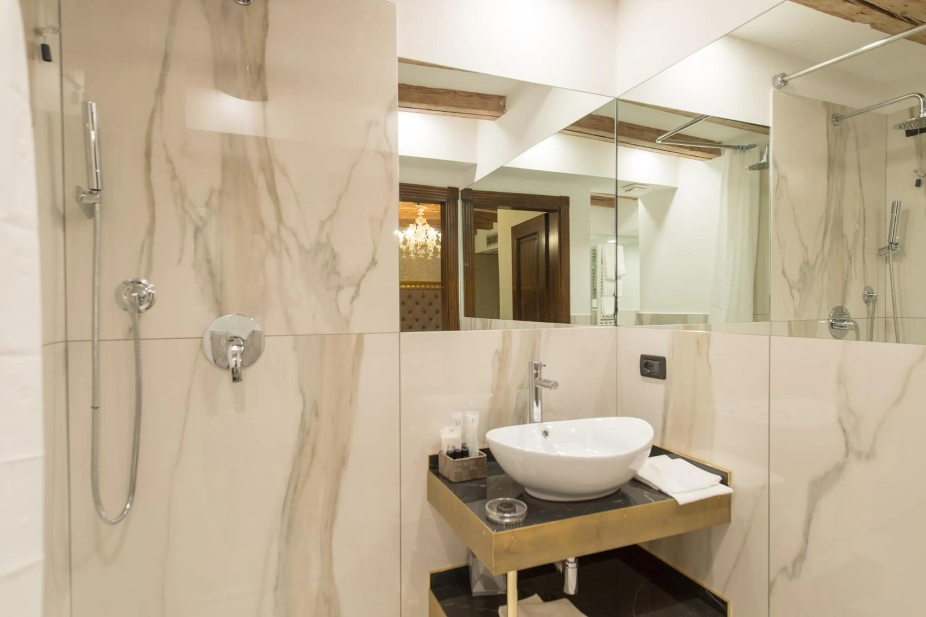 Shower in Palazzo Bembo - Exclusive Accommodation