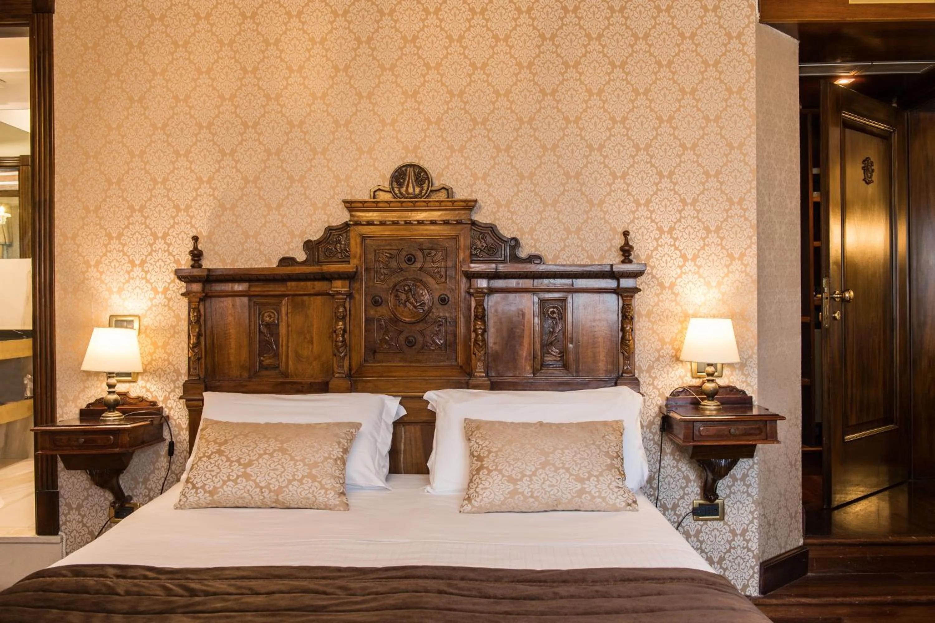 Bed in Palazzo Bembo - Exclusive Accommodation