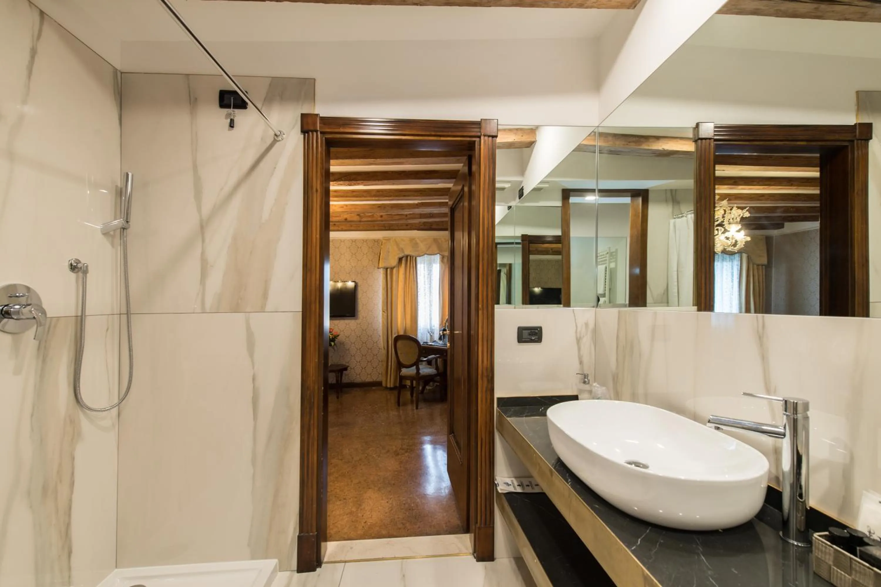 Bathroom in Palazzo Bembo - Exclusive Accommodation