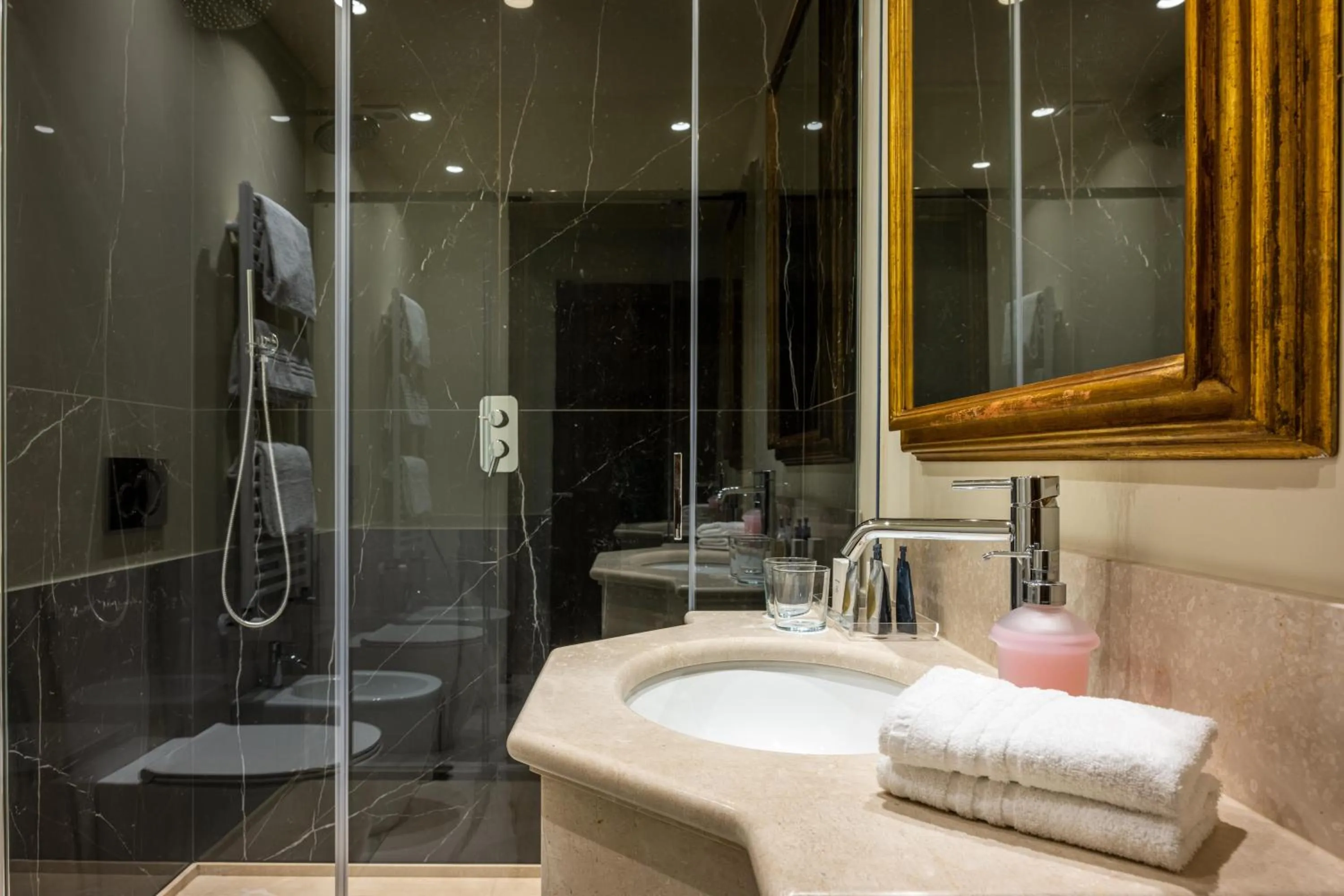 Bathroom in Palazzo Bembo - Exclusive Accommodation