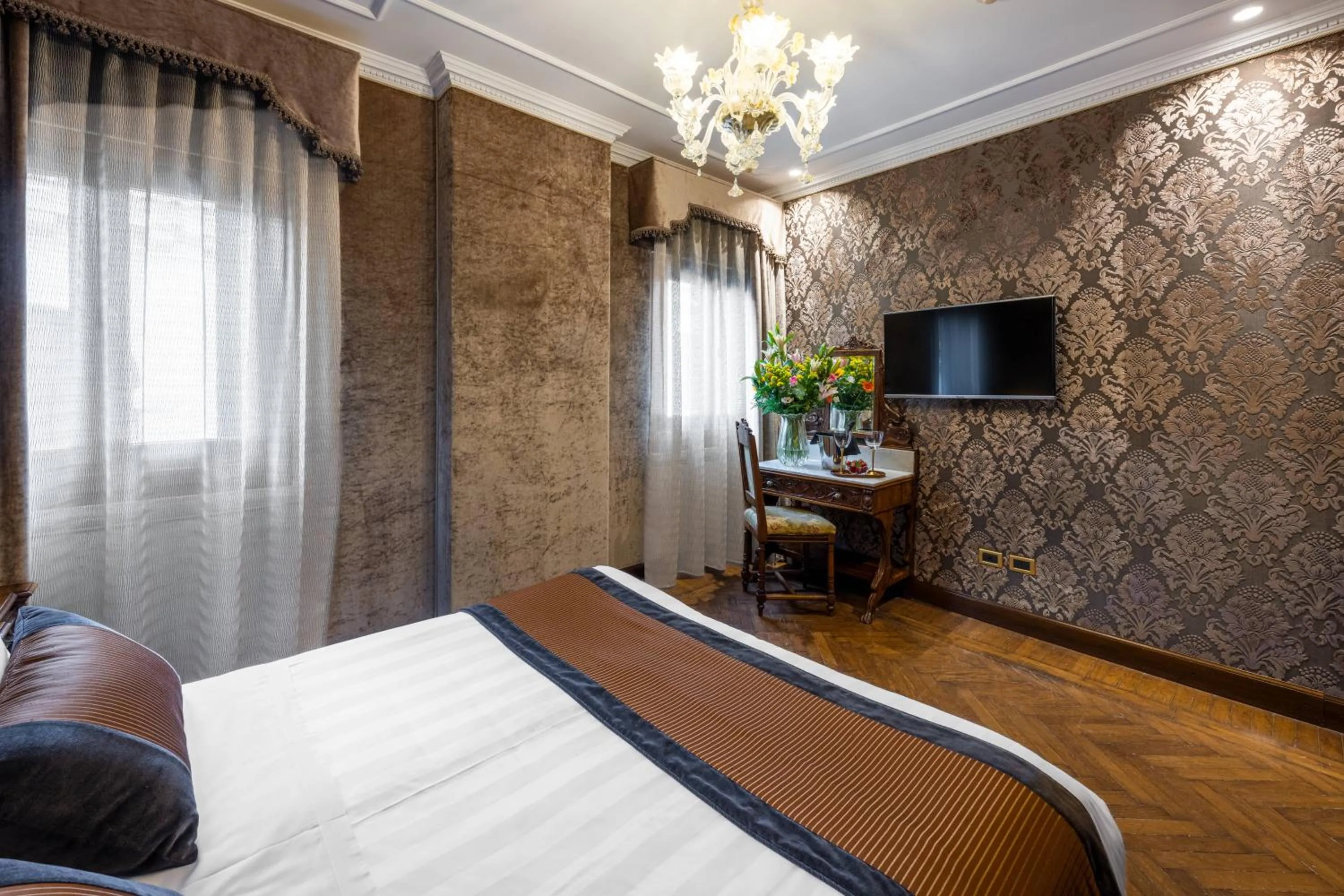 Bedroom, Bed in Palazzo Bembo - Exclusive Accommodation